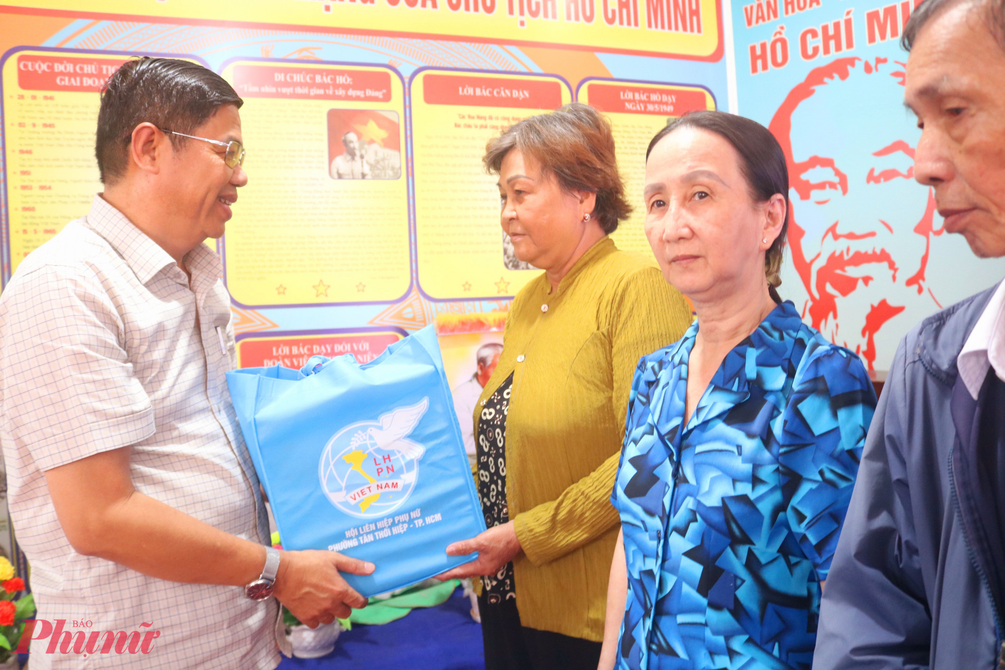 Ông Nguyễn Hữu Hiệp – Phó bí thư Đảng ủy, Chủ tịch UBND phường Tân Thới Hiệp – trao quà đến chị em hội viên phụ nữ phường - Ảnh: Thảo Nguyên 