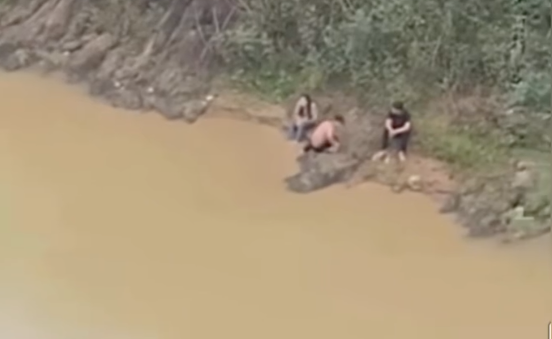 Nữ sinh lớp 11 được 2 nam sinh cùng trường cứu sống khi nhảy cầu tự tử - Ảnh: Khánh Trung