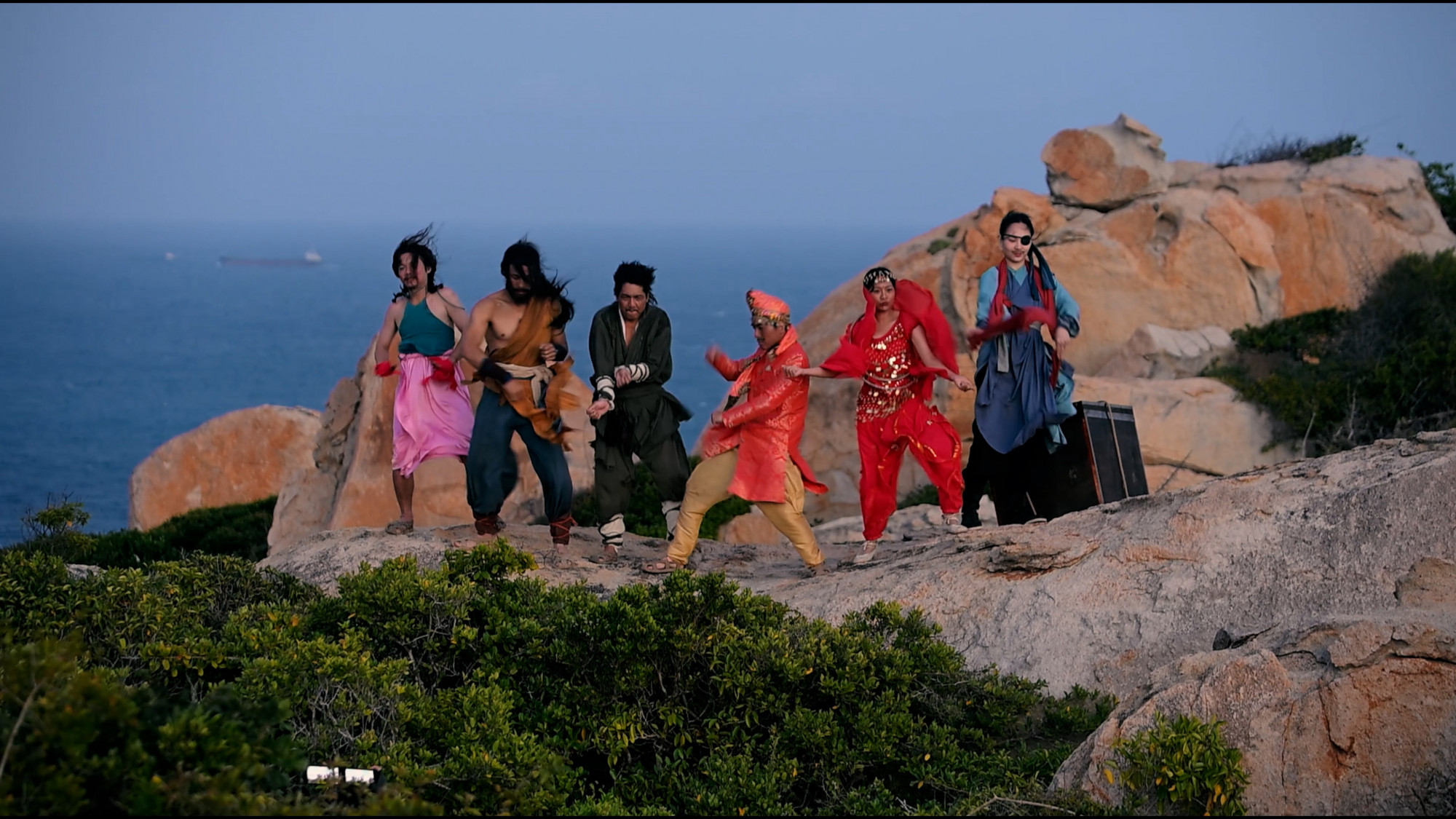 Tạo hình giả trai của Mai Phương (bìa phải) trong 1 cảnh phim 