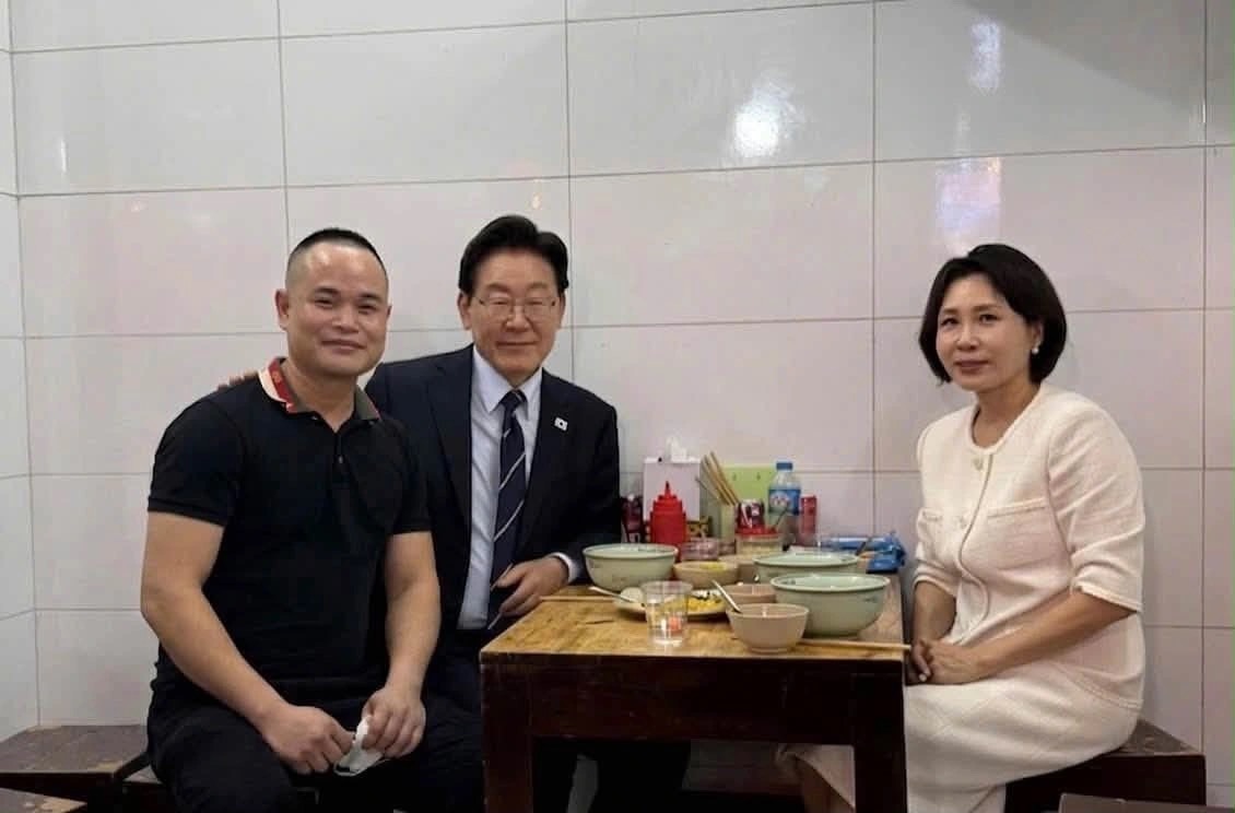 Tổng thống Hàn Quốc và phu nhân thưởng thức phở tại phố cổ Hà Nội - Ảnh: Facebook Chủ quán phở