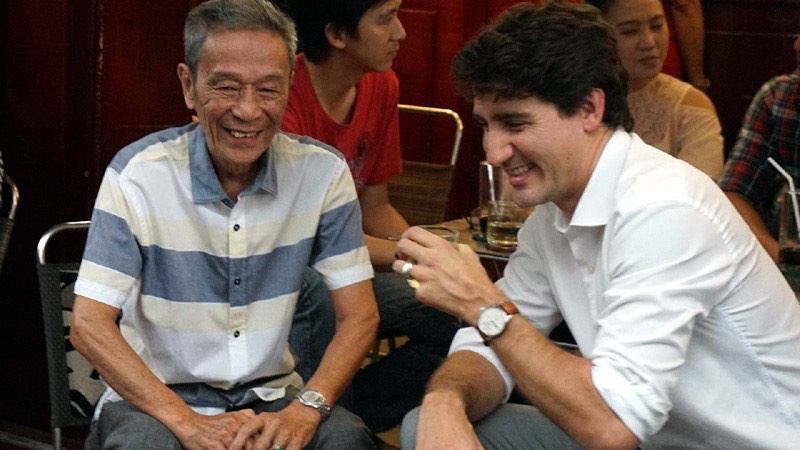 Cựu Thủ tướng Justin Trudeau thân thiện ngồi uống cà phê tại đường phố TPHCM - Ảnh: mgift 
