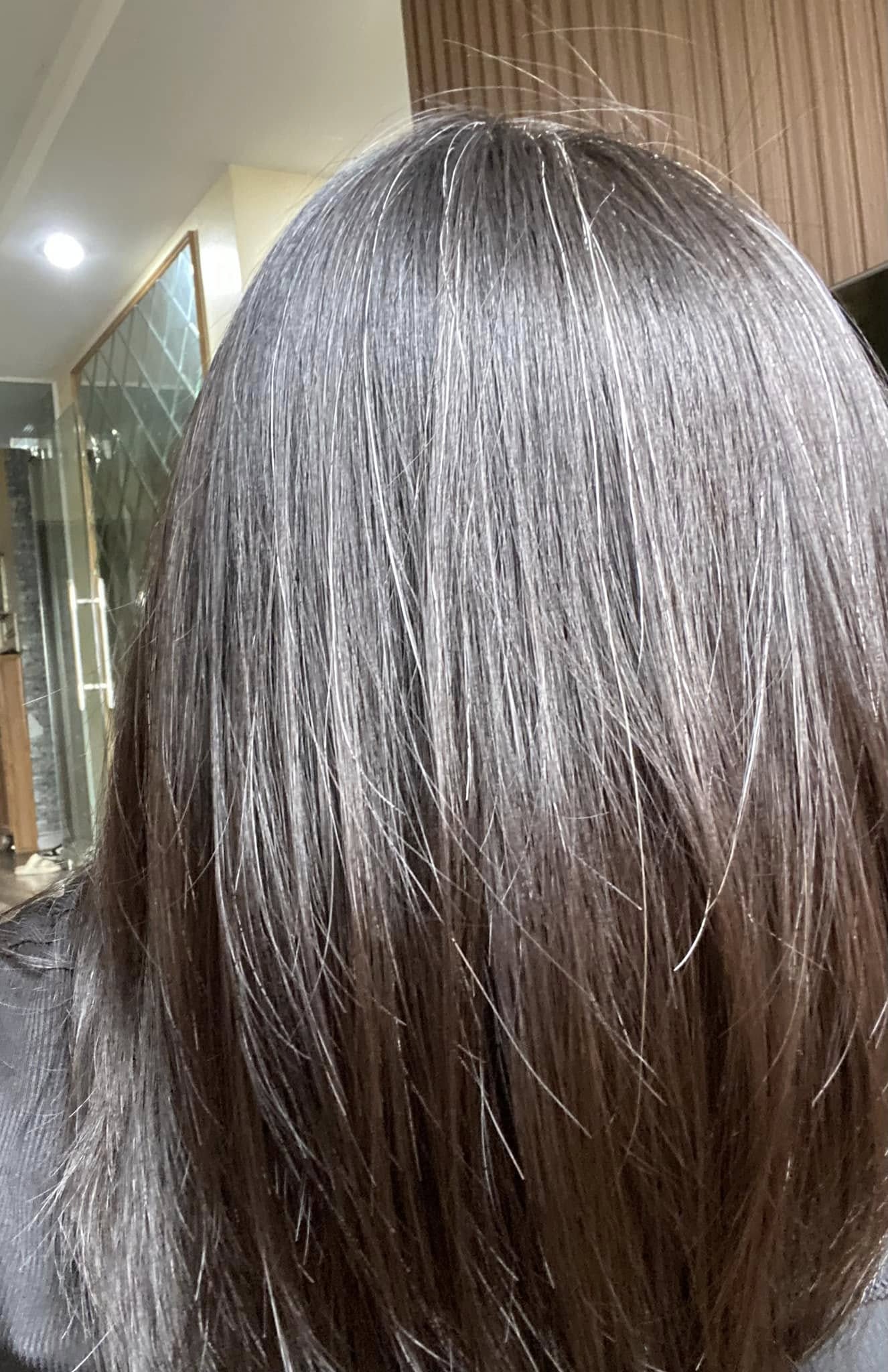 Tóc chị Nga từng bạc cả mảng nhưng chị vẫn yêu từng sợi tóc bạc (Ảnh: NVCC)