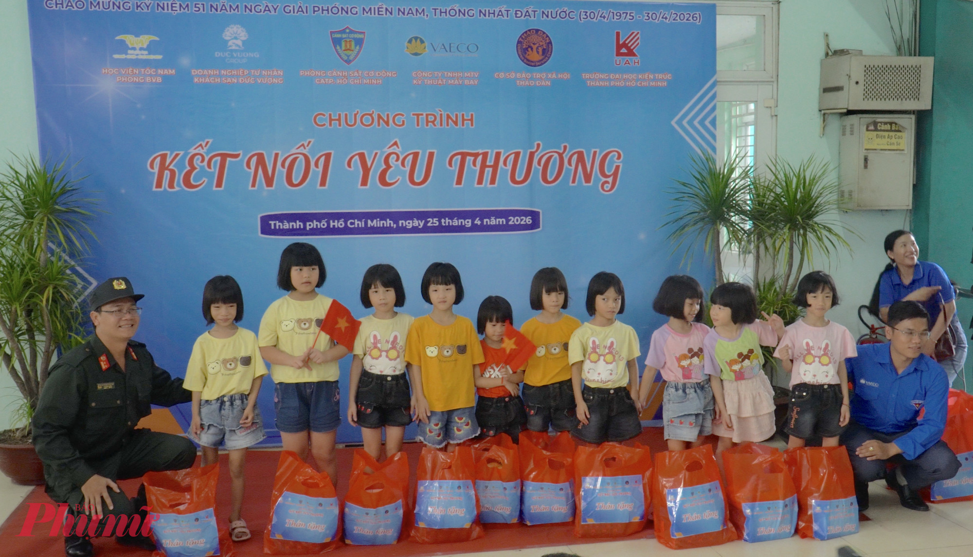 Trong khuôn khổ chương trình, nhiều phần quà ý nghĩa đã được trao tận tay các em. Dù giá trị vật chất không lớn, nhưng mỗi phần quà đều chứa đựng sự quan tâm, tình cảm và tinh thần trách nhiệm vì cộng đồng từ các đơn vị đồng hành.