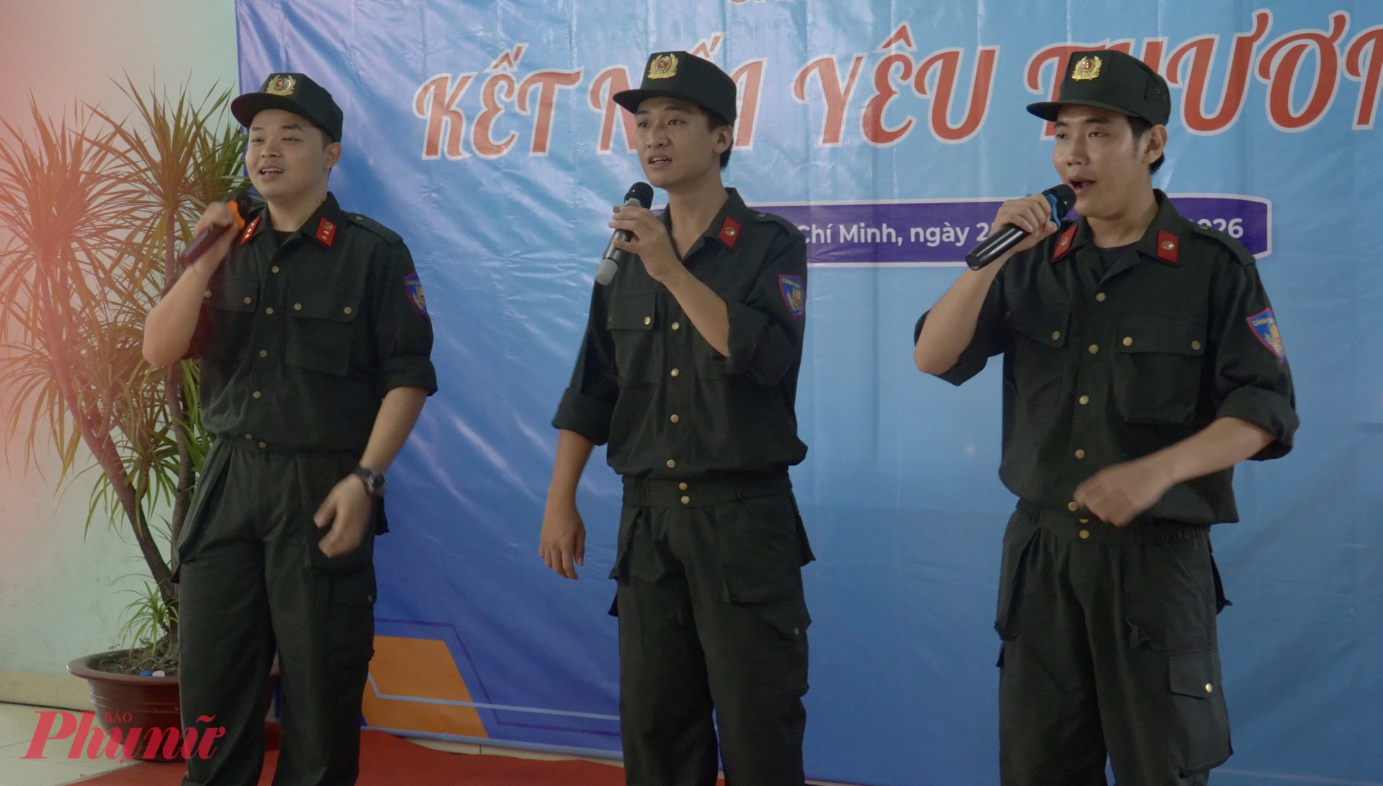 Bùng nổ nhất là các tiết mục văn nghệ do chính các chiến sĩ Cảnh sát cơ động mang đến. 