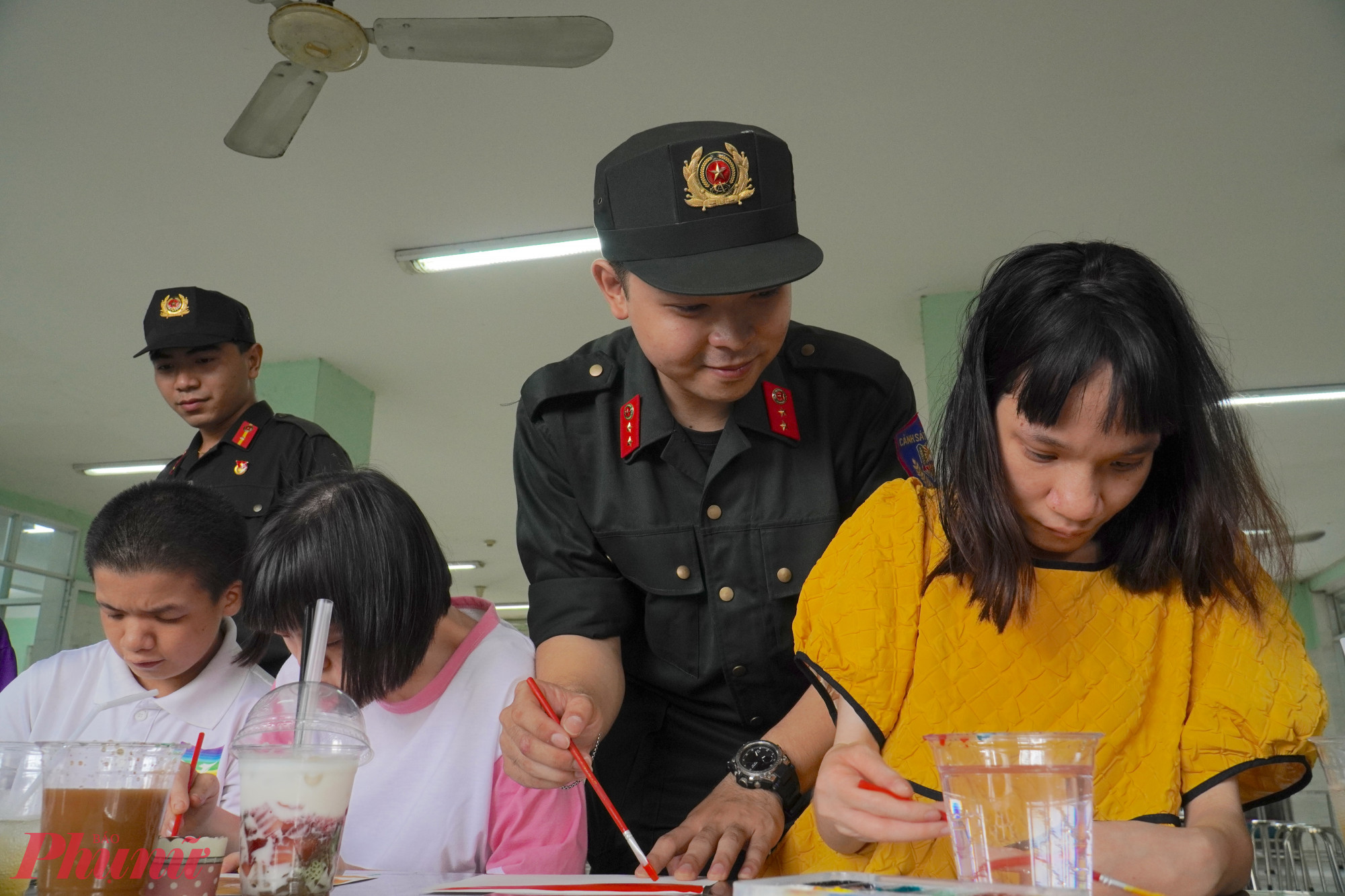 Ở khu vực sáng tạo, hoạt động tô tượng, vẽ tranh do Đoàn Trường Đại học Kiến trúc TPHCM cùng các chiến sĩ Cảnh sát cơ dộng đã hỗ trợ đã mang đến không gian để các em thỏa sức thể hiện trí tưởng tượng và năng khiếu hội họa. 