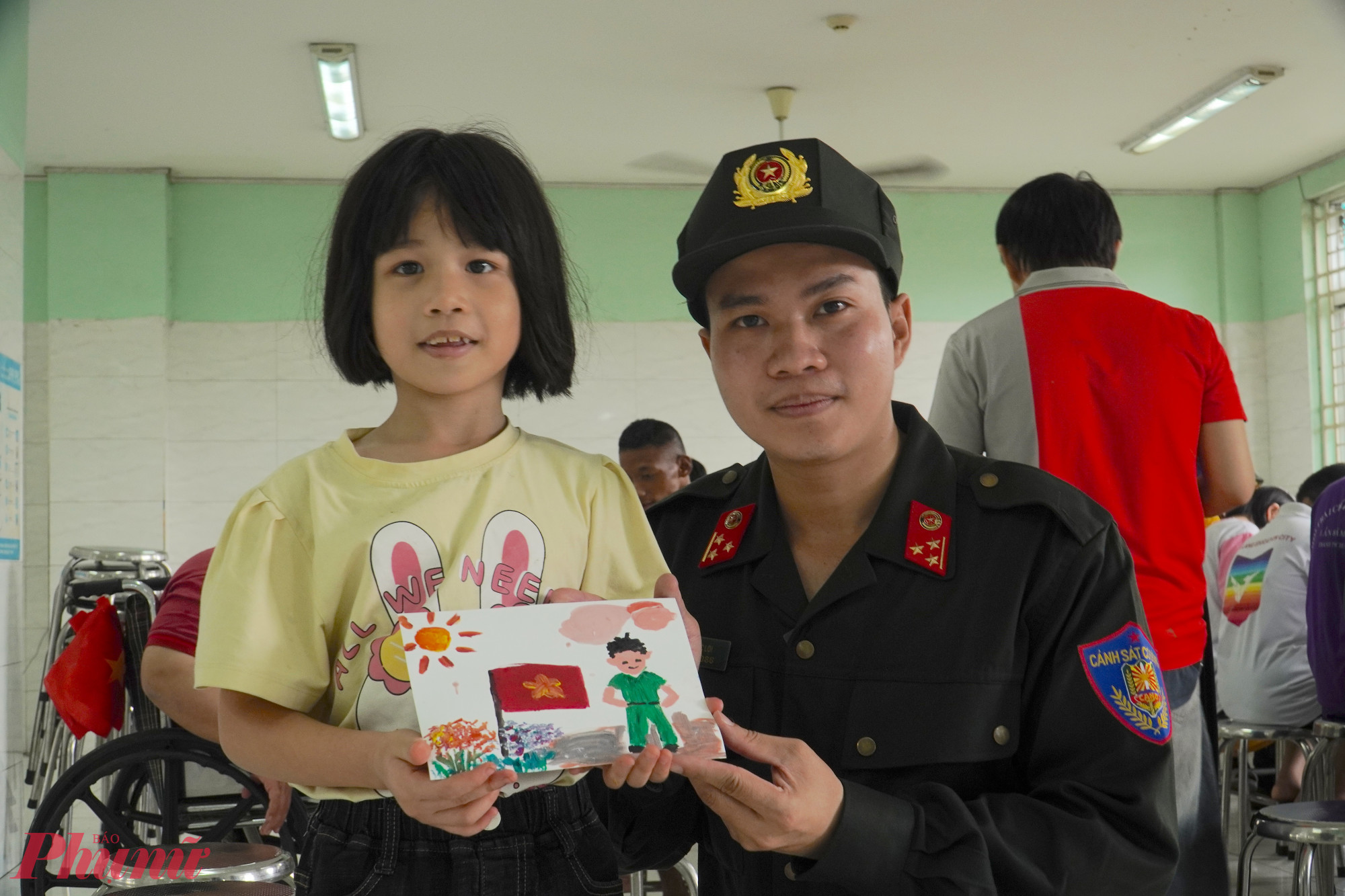 Những bức tranh nhiều sắc màu, những tượng tô ngộ nghĩnh không chỉ là sản phẩm sáng tạo mà còn là cách để các em bộc lộ cảm xúc, ước mơ.