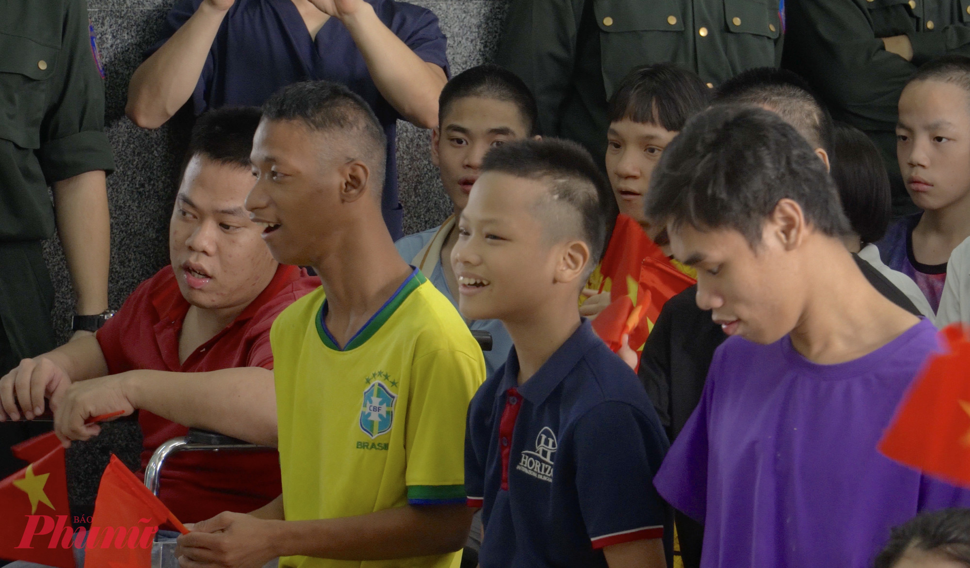 Các tiết mục giao lưu sôi động, gần gũi khiến cho các bé thiếu nhi tại Trung tâm Nuôi dưỡng Bảo trợ Trẻ em Tam Bình vô cùng thích thú. 