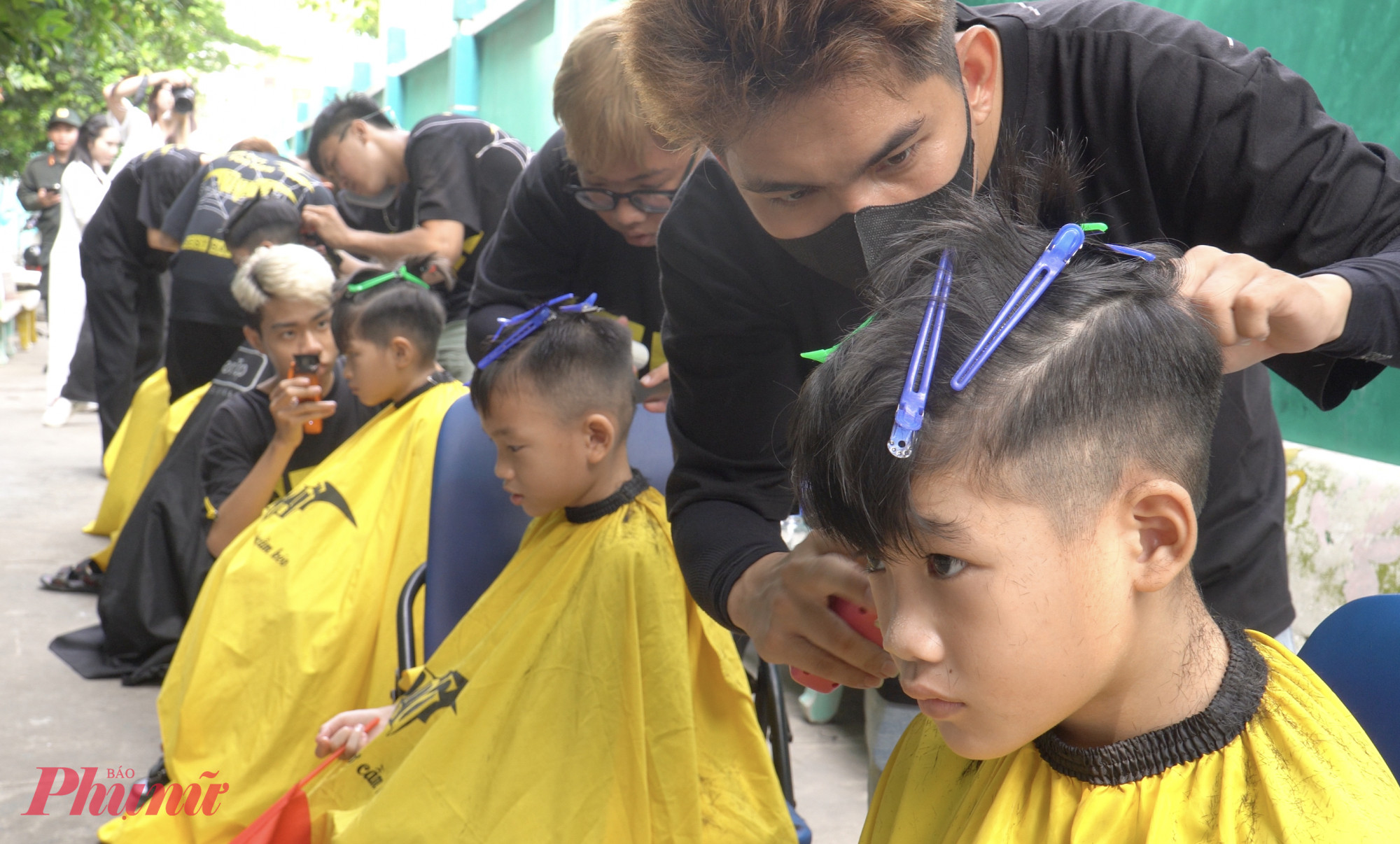 Cùng với đó là khu cắt tóc miễn phí với sự hỗ trợ của Học viện tóc Nam Phong BvB đã đem lại những mái tóc được cắt gọn gàng cho các em thiếu nhi đặc biệt, những khoảnh khắc chăm sóc dù giản dị nhưng đã góp phần làm nên một ngày hội chan chứa tình người. 