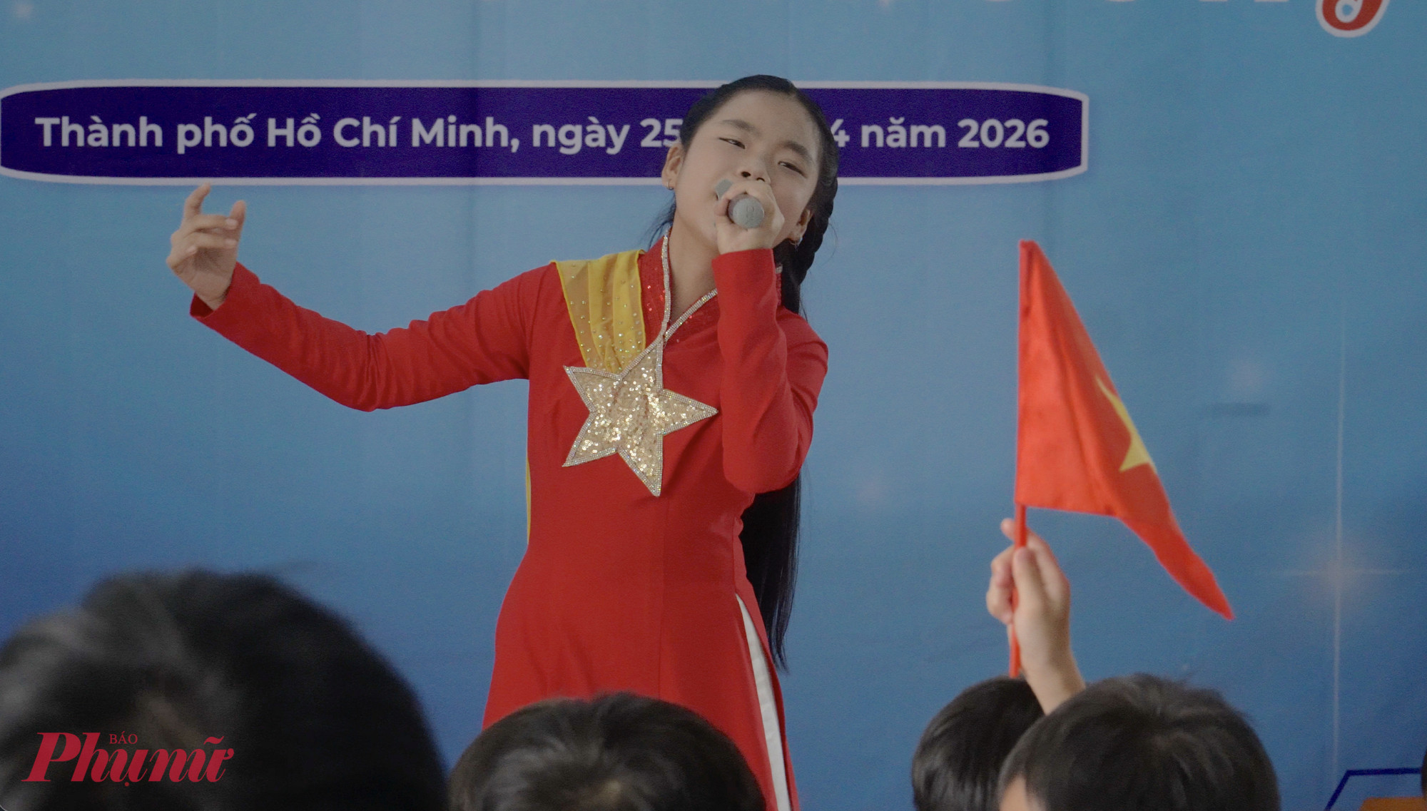 Nhiều tiết mục văn nghệ do các em thiếu nhi biểu diễn mang đến không khí sôi động và vui tươi cho chương trình.