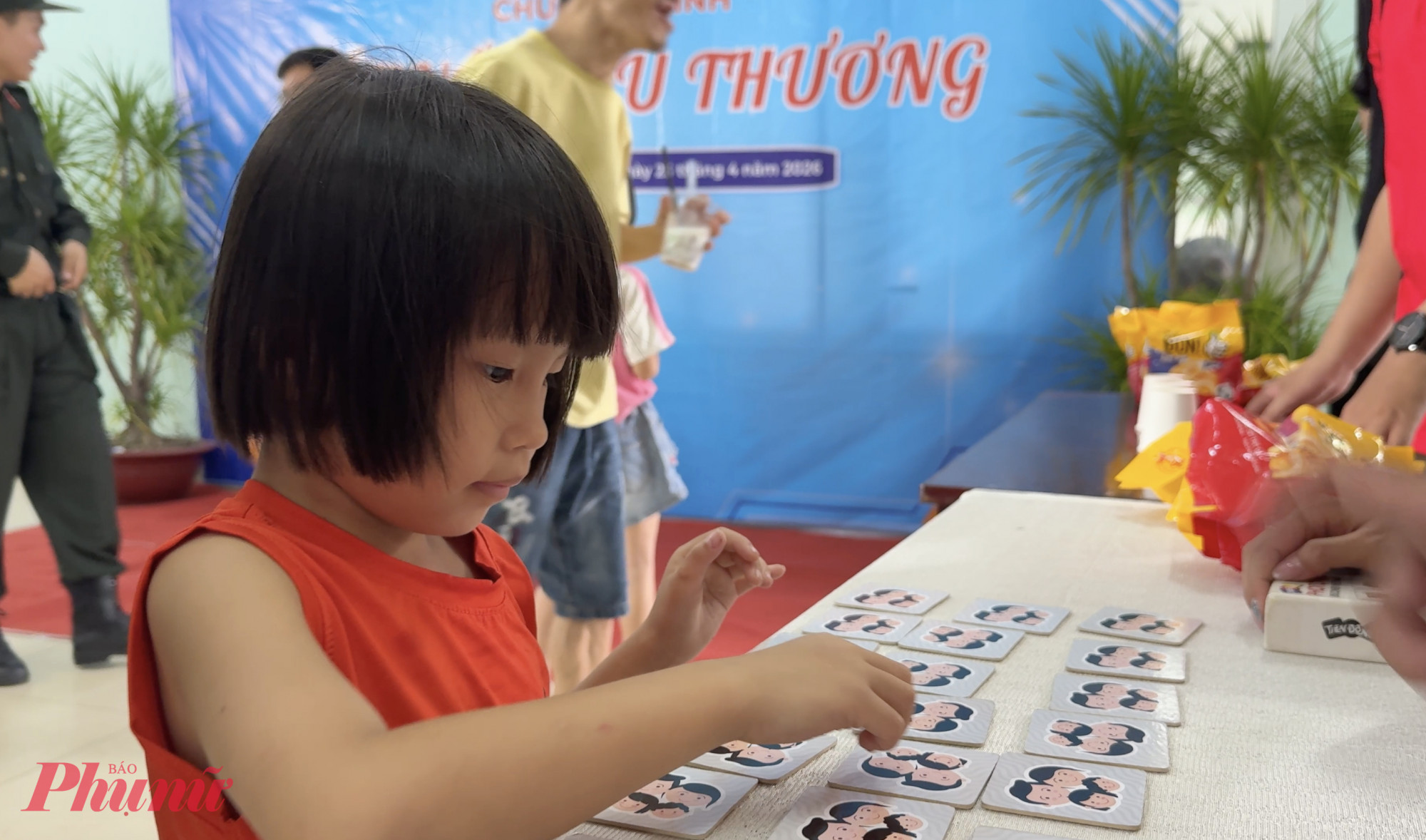 Tại khu vui chơi hoạt náo do Trung tâm Bảo trợ xã hội Thảo Đàn phụ trách, các em được tham gia trò chơi tập thể, bong bóng nghệ thuật, giao lưu cùng đoàn viên, chiến sĩ trong không khí vui tươi, gần gũi.