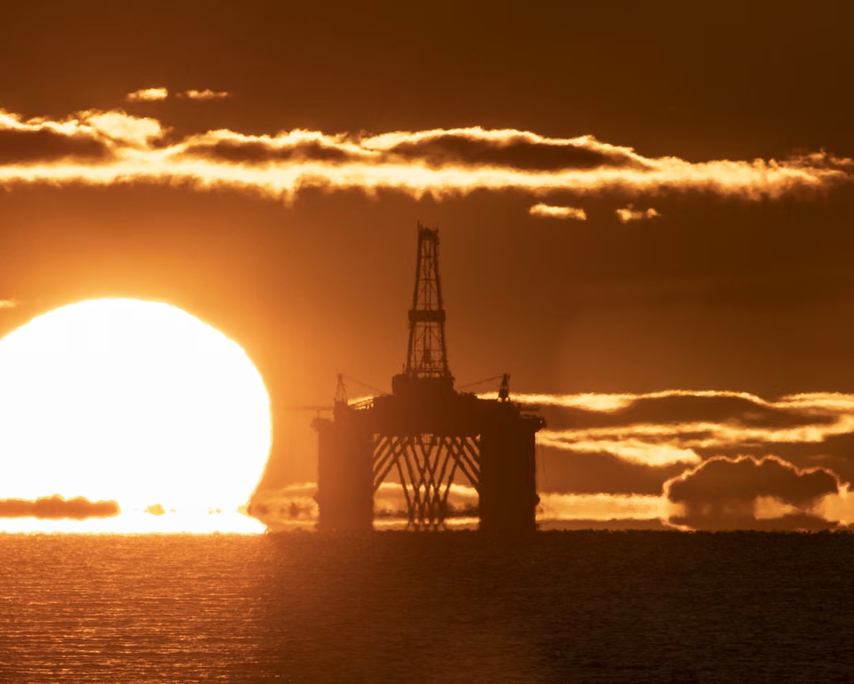 Thế giới đang chứng kiến sự thúc đẩy đáng kể về năng lượng tái tạo và năng lượng hạt nhân thay cho nhiên liệu hóa thạch - Ảnh: Jane Barlow/PA