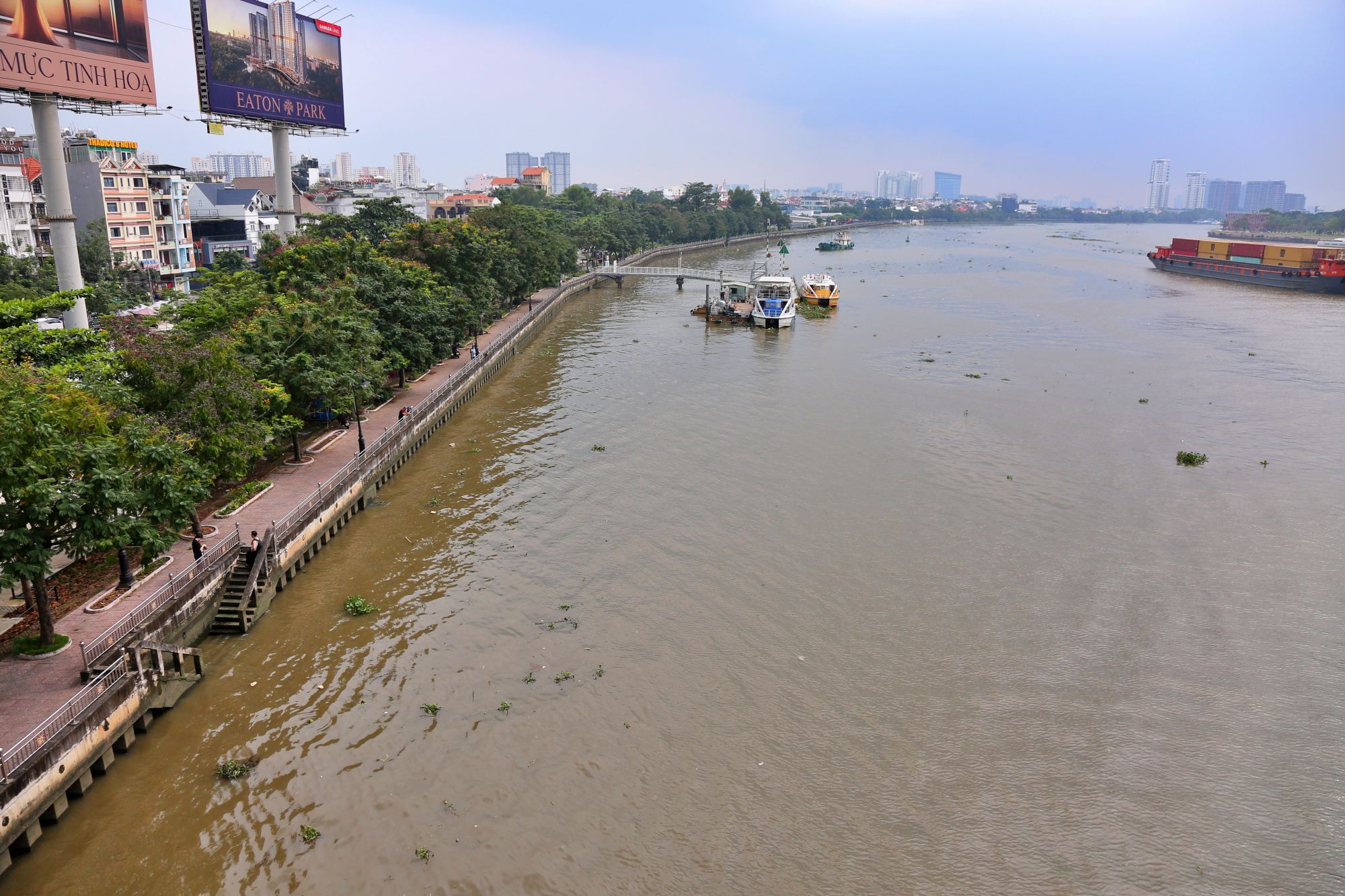Công viên ven sông Sài Gòn đoạn qua cầu Sài Gòn - Ảnh: Nguyễn Văn