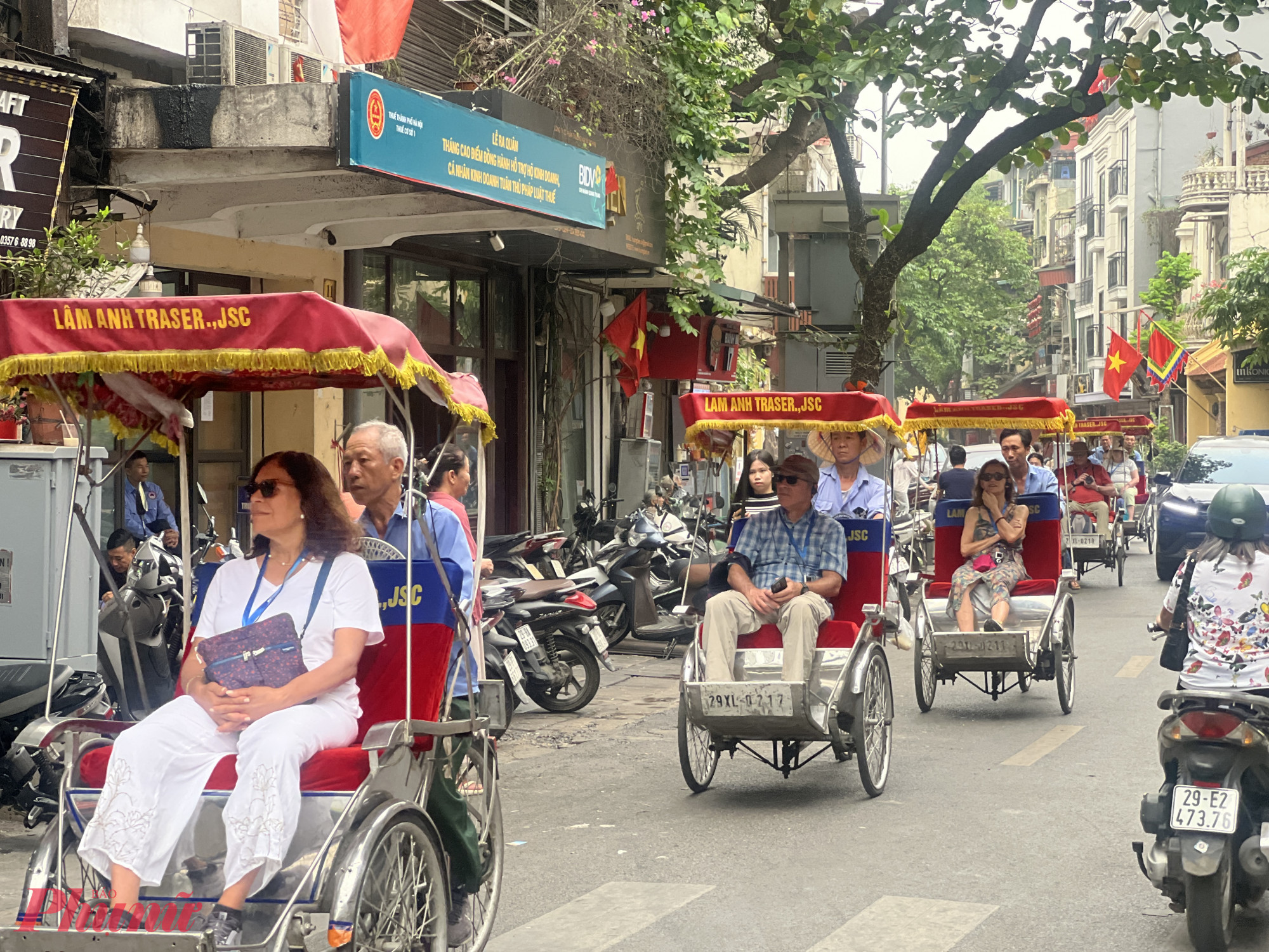 Các chương trình tour miền Bắc cũng hút khách dịp Giỗ tổ, lễ 30/4. Ảnh: Quốc Thái