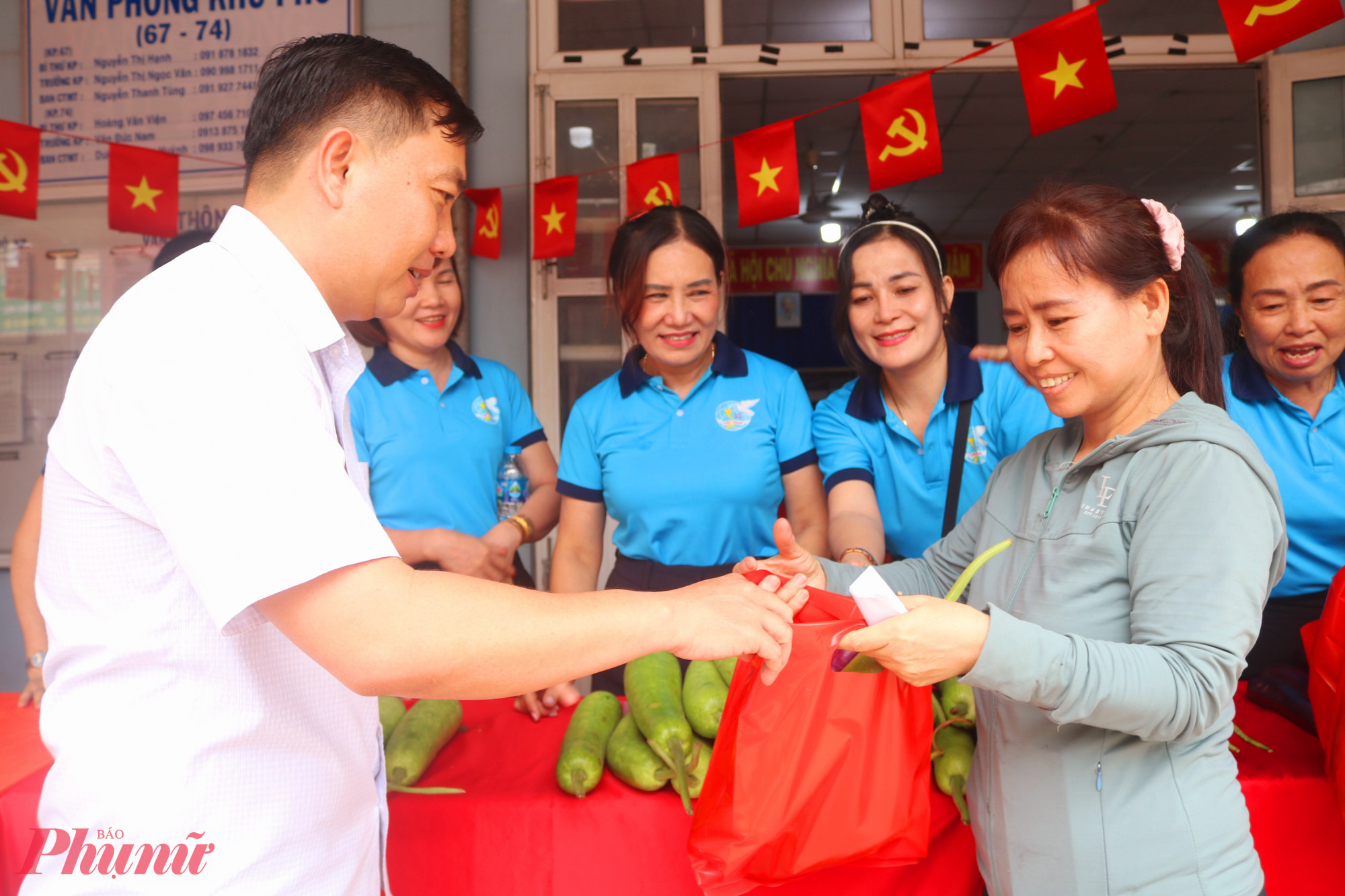 Bên cạnh thực phẩm khô, Chi hội Phụ nữ khu phố 67 còn chuẩn bị nhiều củ, quả tặng chị em hội viên. Trong ảnh là ông Trần Minh Tâm – Chủ tịch Ủy ban MTTQ Việt Nam phường Tân Thới Hiệp – trao món quà nghĩa tình này đến các chị em - Ảnh: Thảo Nguyên  