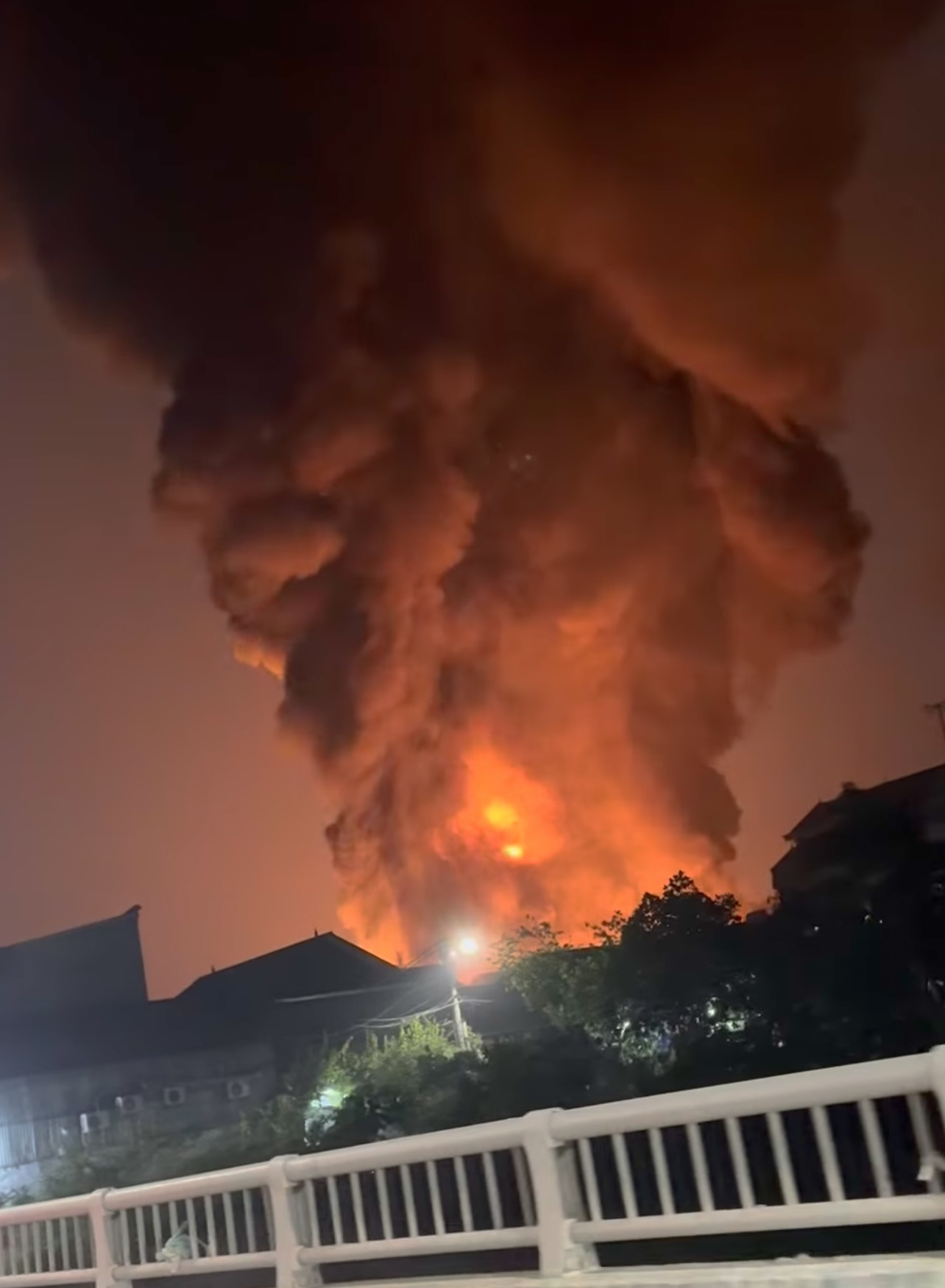 Cột khói đen từ vụ hỏa hoạn bốc cao ngùn ngụt khiến nhiều người lo lắng. Ảnh: MXH