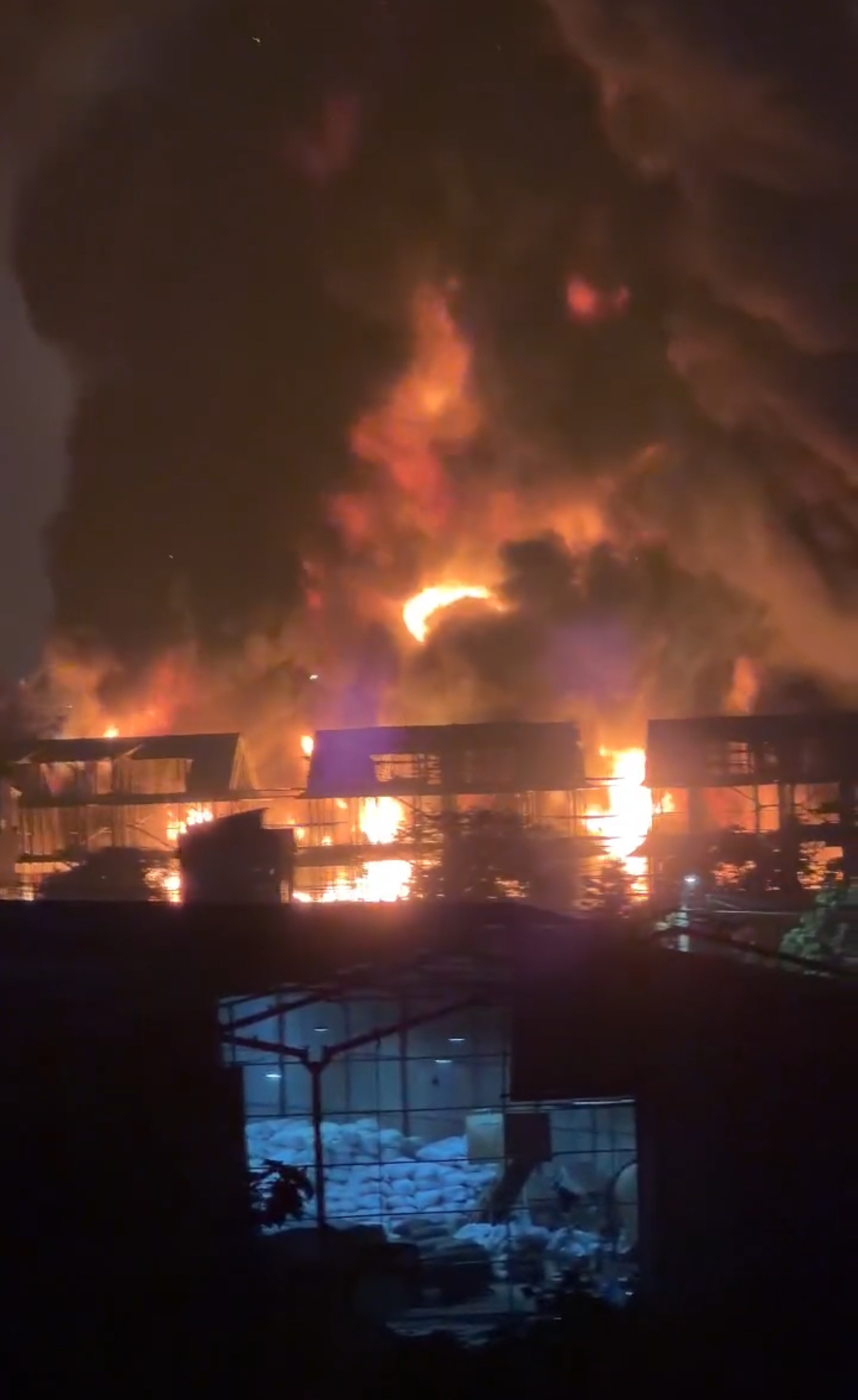 Lửa cùng khói đen dày đặc bốc cao nghi ngút. Ảnh: A.N