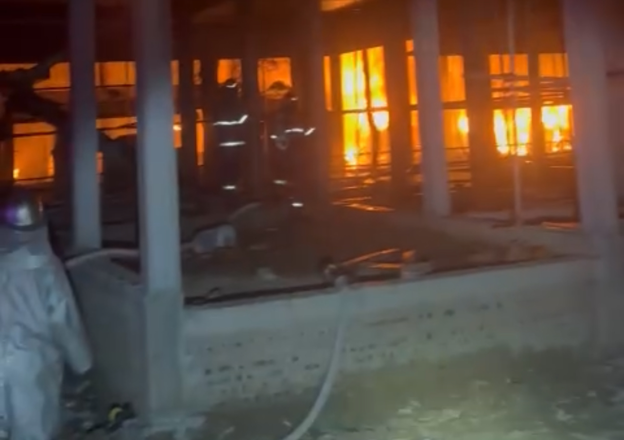 Lực lượng chức năng đang khống chế vụ cháy. Ảnh: A.N