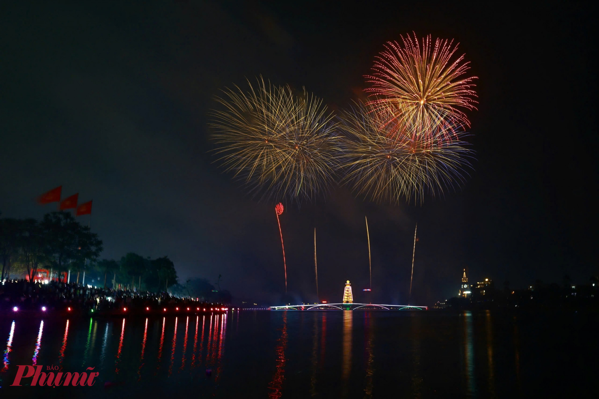 Mỗi loạt pháo hoa được bắn lên đều nhận được tiếng reo hò, trầm trồ của người dân và du khách.