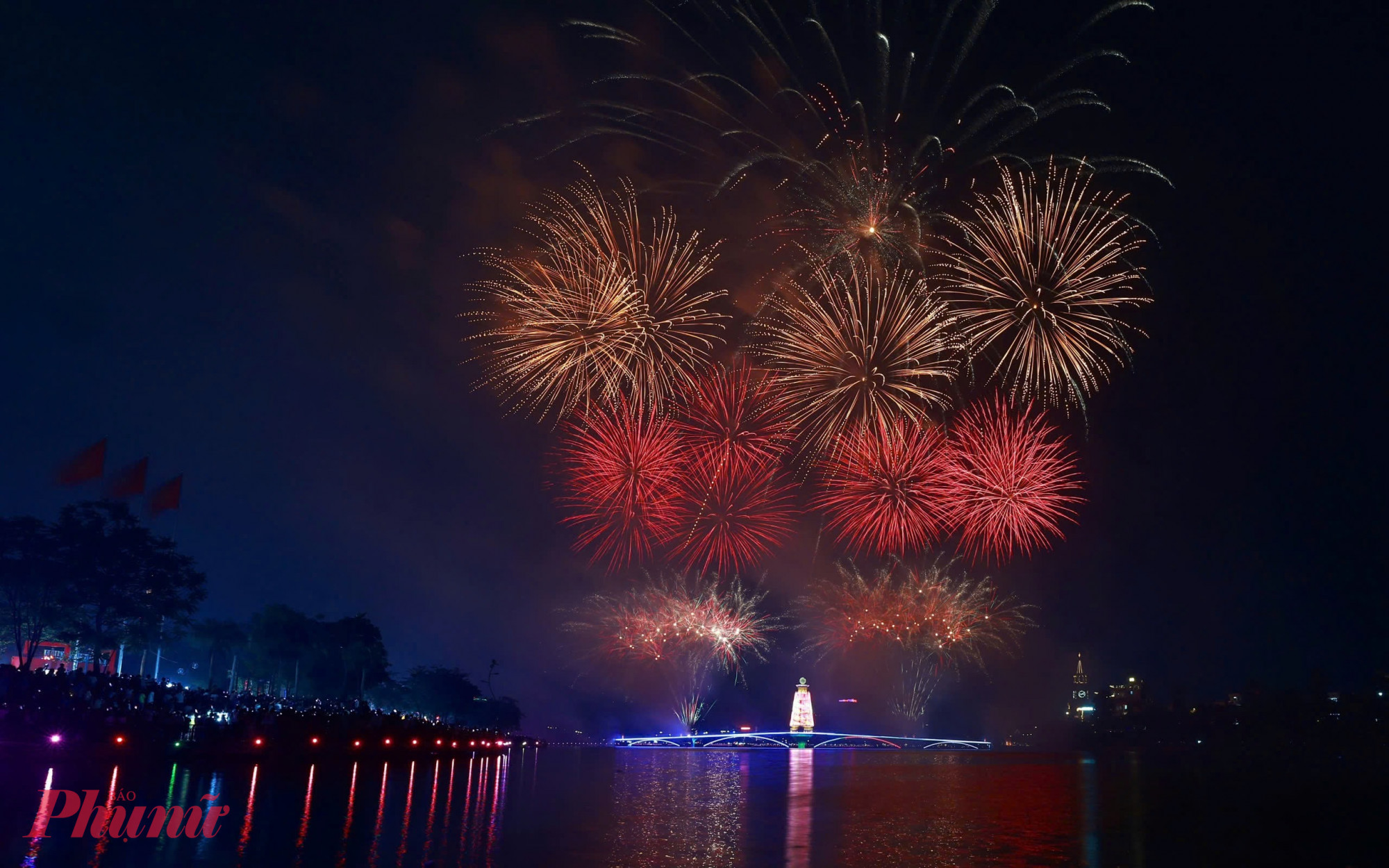 Màn bắn pháo hoa kéo dài trong thời gian 15 phút.