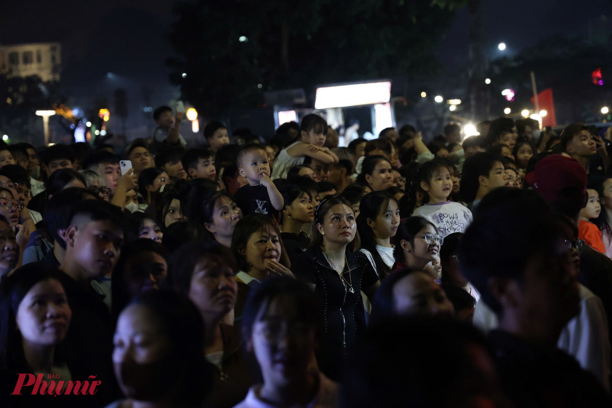 Chương trình bắn pháo hoa năm nay tổ chức vào đúng dịp cuối tuần nên rất đông người dân đến xem.