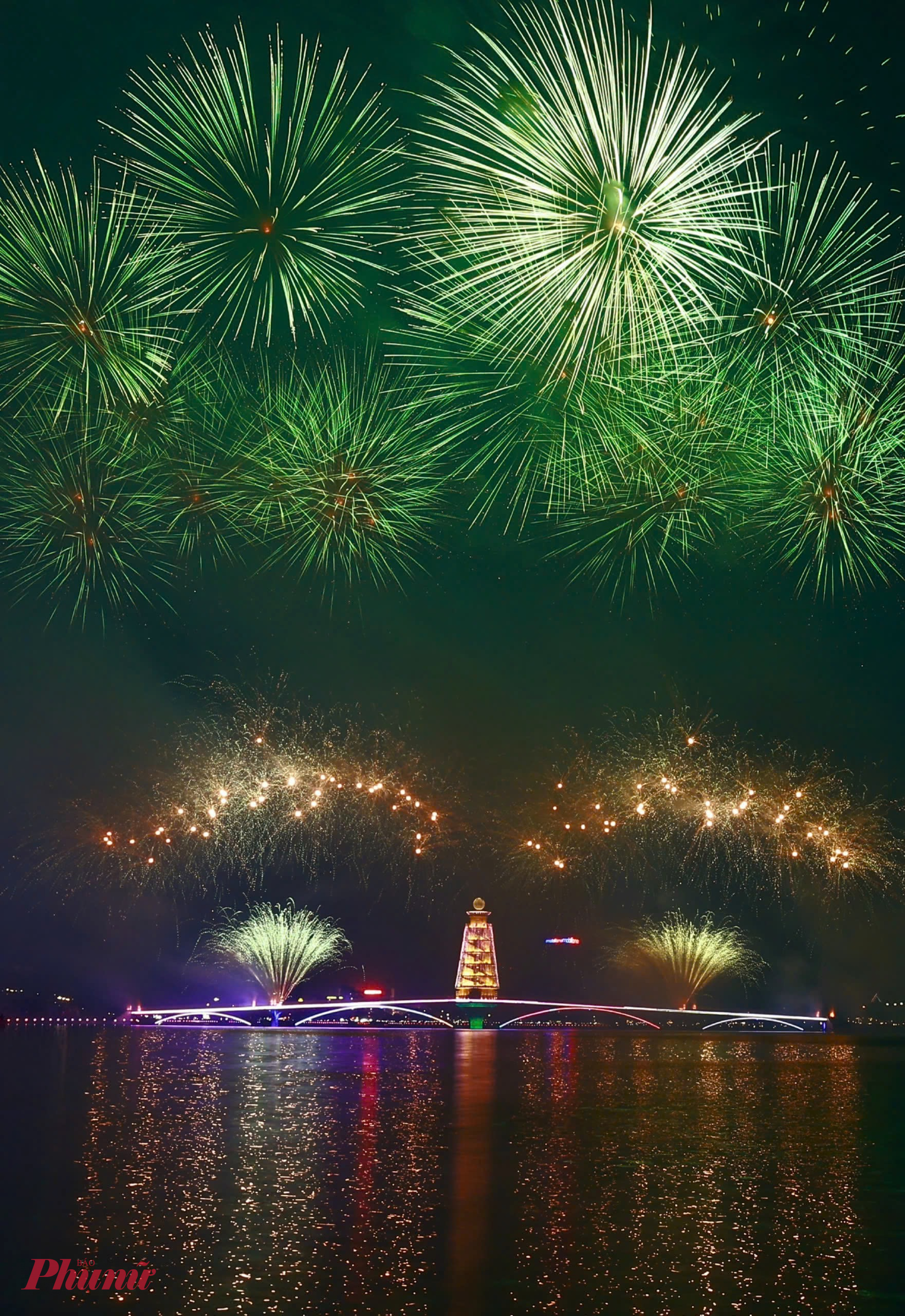 Đúng 21g, loạt pháo hoa đầu tiên vút lên không trung, xóa tan màn đêm tĩnh lặng, mở ra màn trình diễn ánh sáng kéo dài suốt 15 phút.