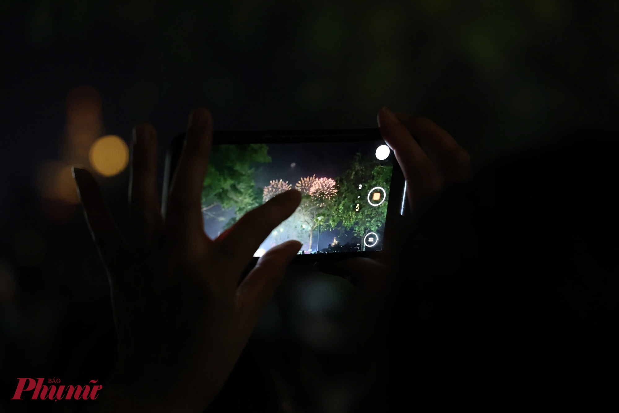 cầm sẵn điện thoại để lưu lại những khoảnh khắc đáng nhớ.