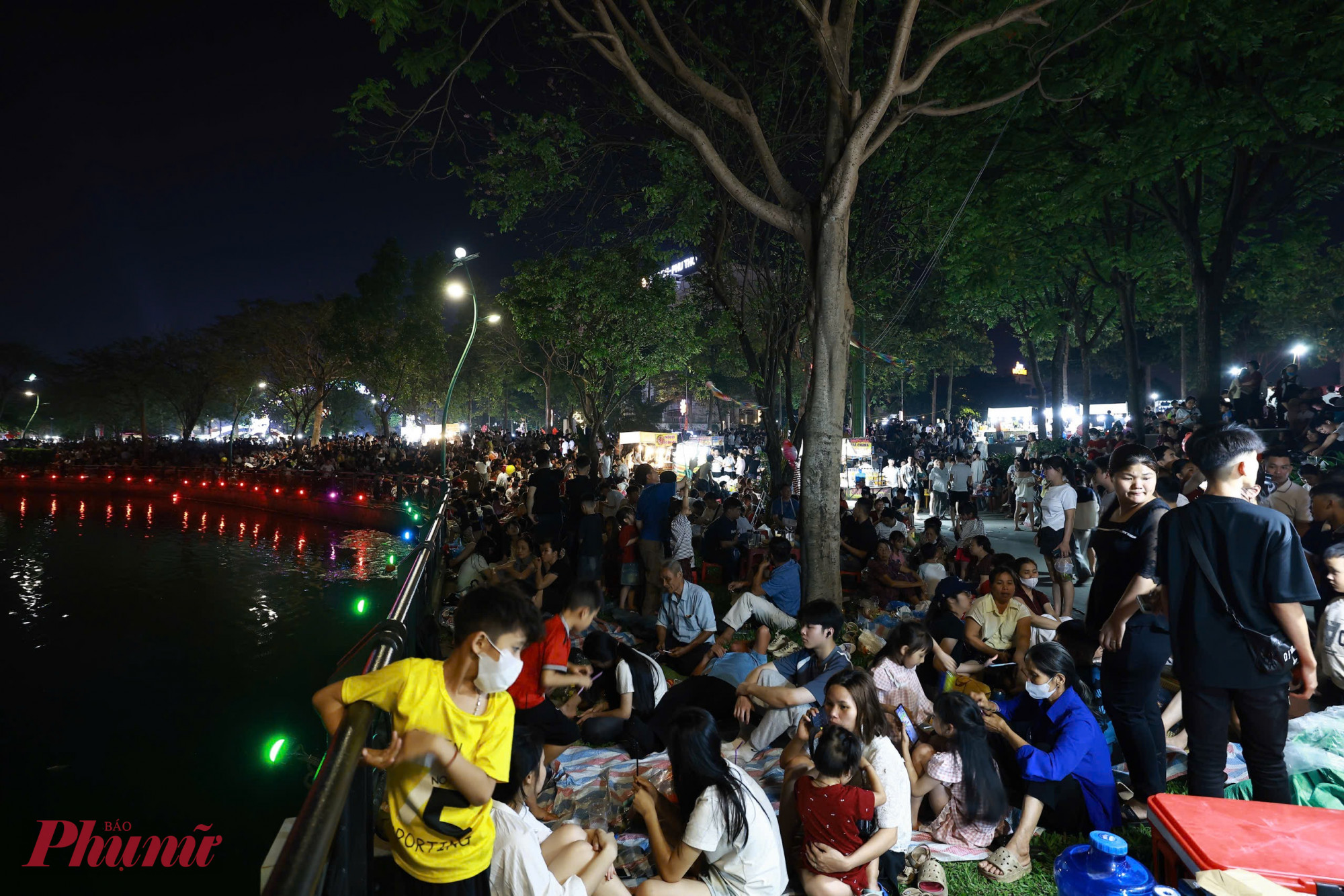 Dù 21g màn bắn pháo hoa mới diễn ra, thế nhưng, từ 19g30, hàng vạn người đã đổ về công viên Văn Lang để chuẩn bị xem màn pháo hoa, gây ùn tắc giao thông nghiêm trọng.