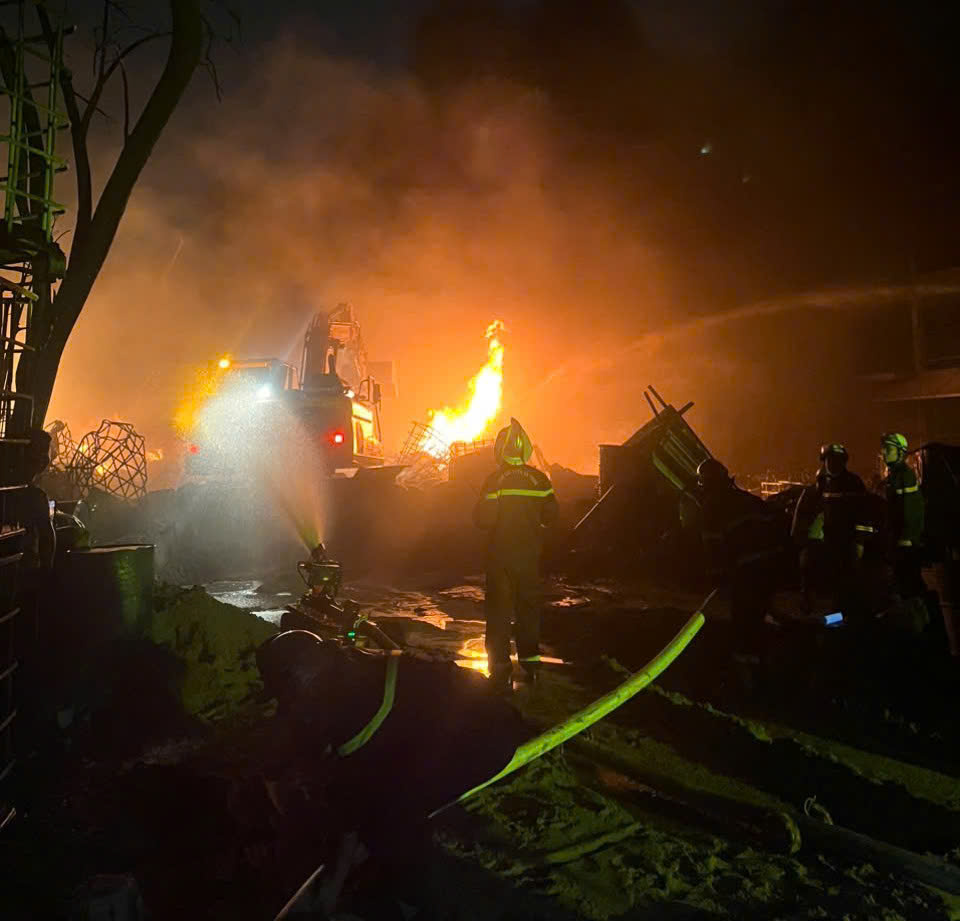 Lực lượng Cảnh sát PCCC&CNCH phối hợp với các đơn vị khống chế đám cháy. Ảnh: Công an cung cấp