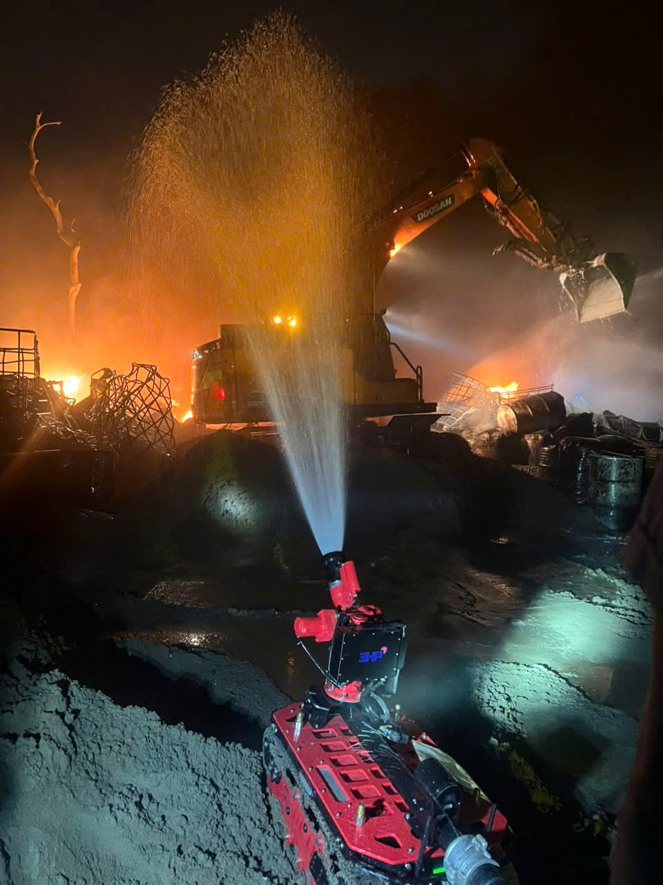 Robot chữa cháy của lực lượng Cảnh sát PCCC&CNCH thực hiện nhiệm vụ. Ảnh: Công an cung cấp.