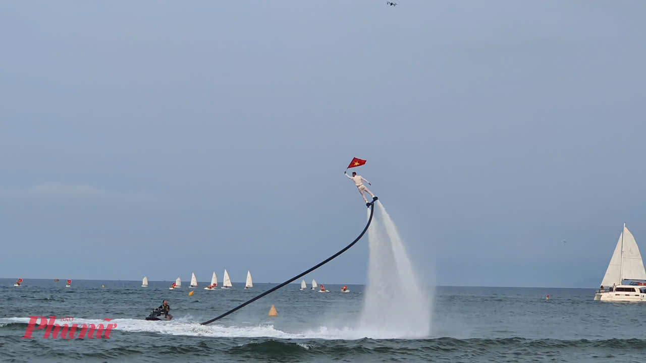 Biển Đà Nẵng đông nghịt người tham gia hàng loạt trải nghiệm thú vị.