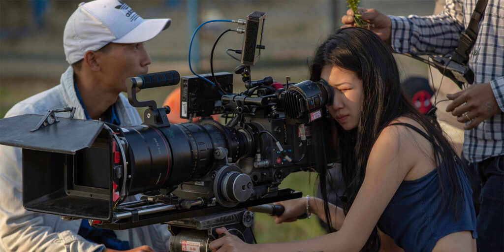 Nguyễn Phan Linh Đan trên phim trường một dự án. Ảnh: Vu Nguyen