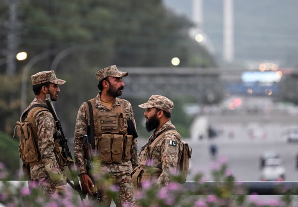Binh sĩ Pakistan đứng canh gác trong bối cảnh các biện pháp an ninh được thắt chặt ở Islamabad trước các cuộc đàm phán hòa bình Mỹ-Iran dự kiến. Ảnh: Farooq Naeem / AFP / Getty Images