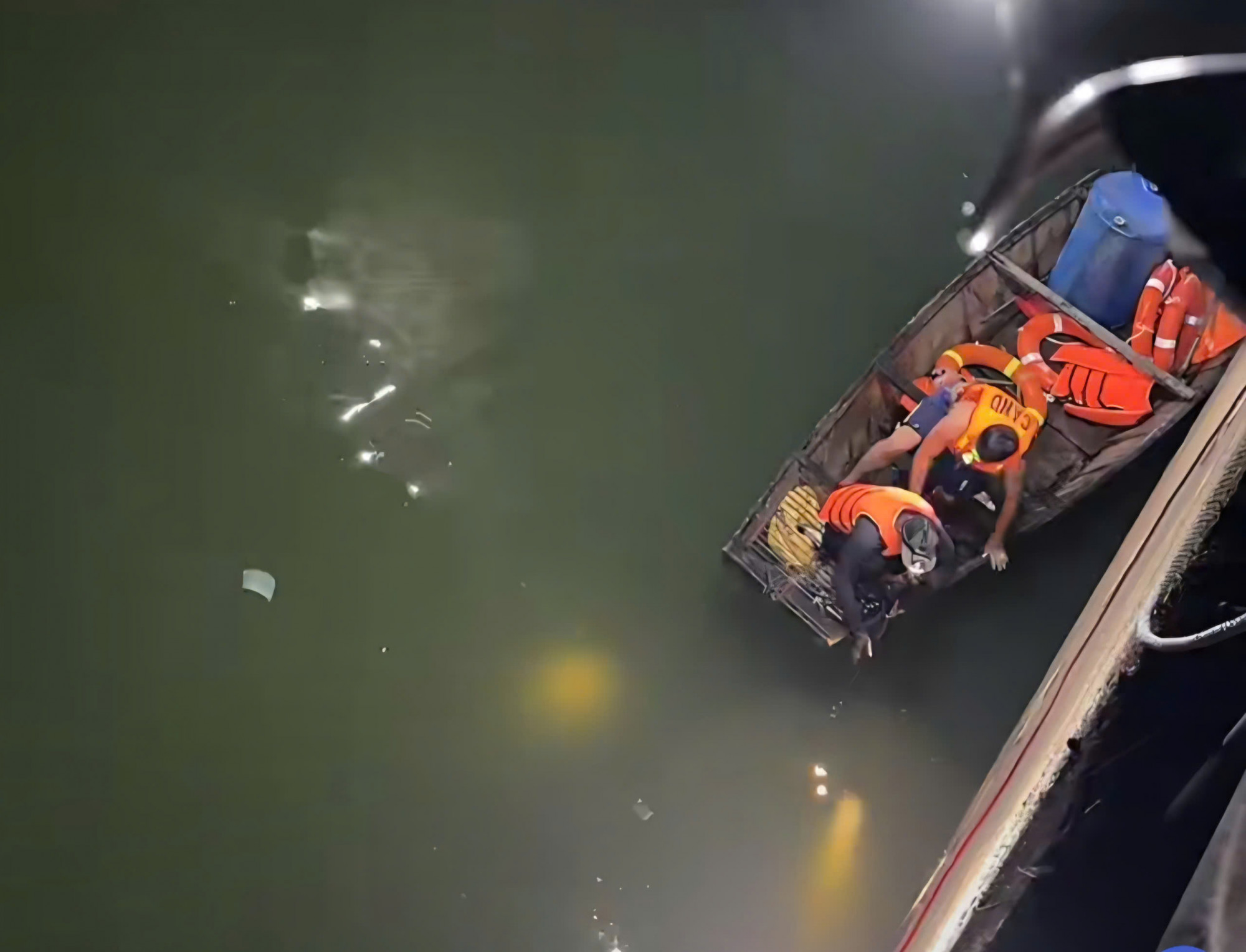 lực lượng chức năng nỗ lực tìm kiếm các nạn nhân trong đêm tối - ảnh: MXH