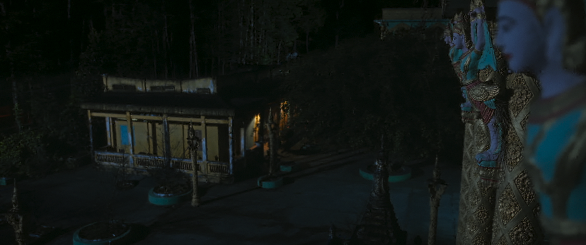 Bối cảnh phim mang màu sắc tâm linh bí ẩn 