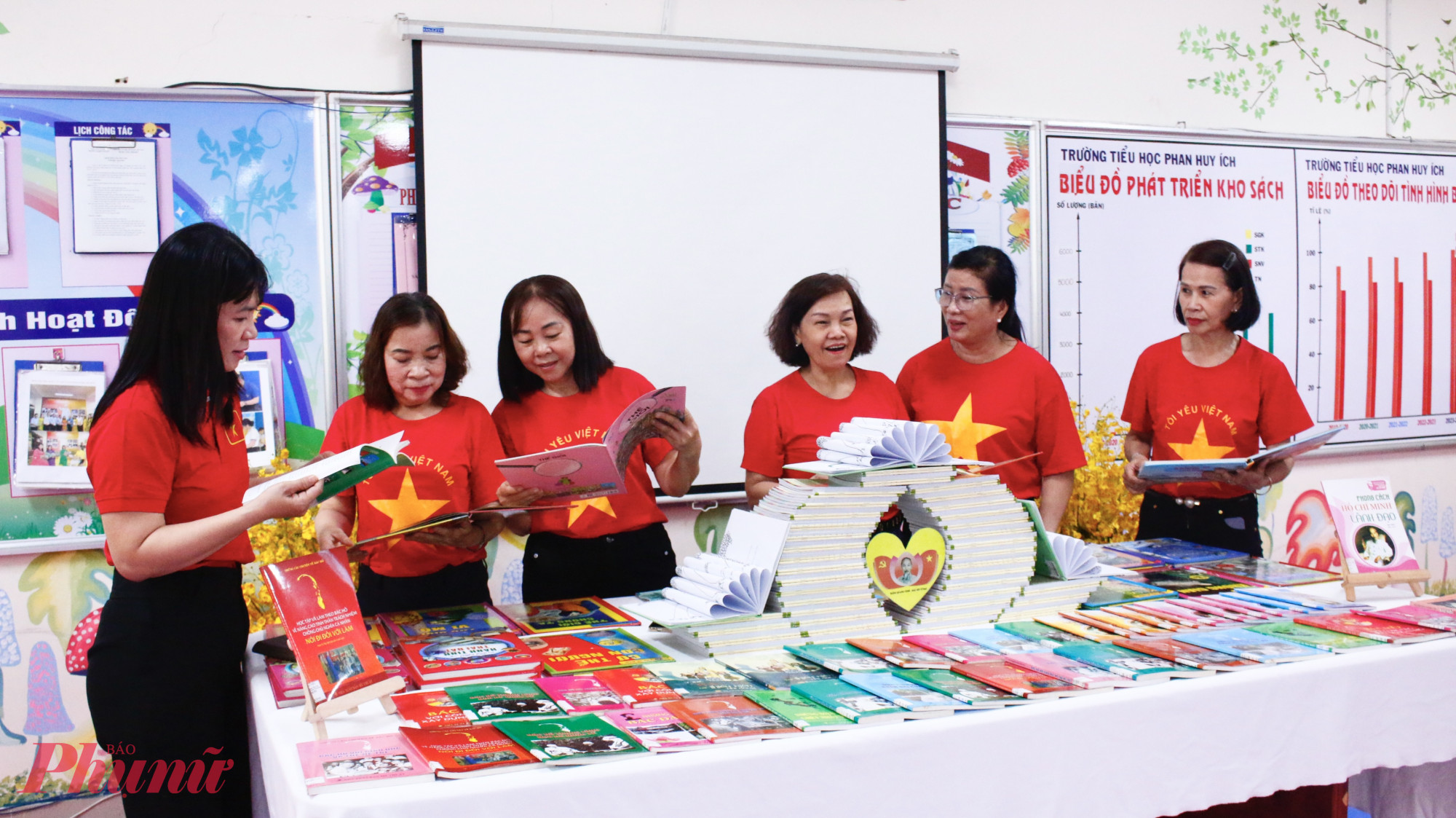 Cán bộ, hội viên phụ nữ phường Tân Sơn tham quan triển lãm sách.