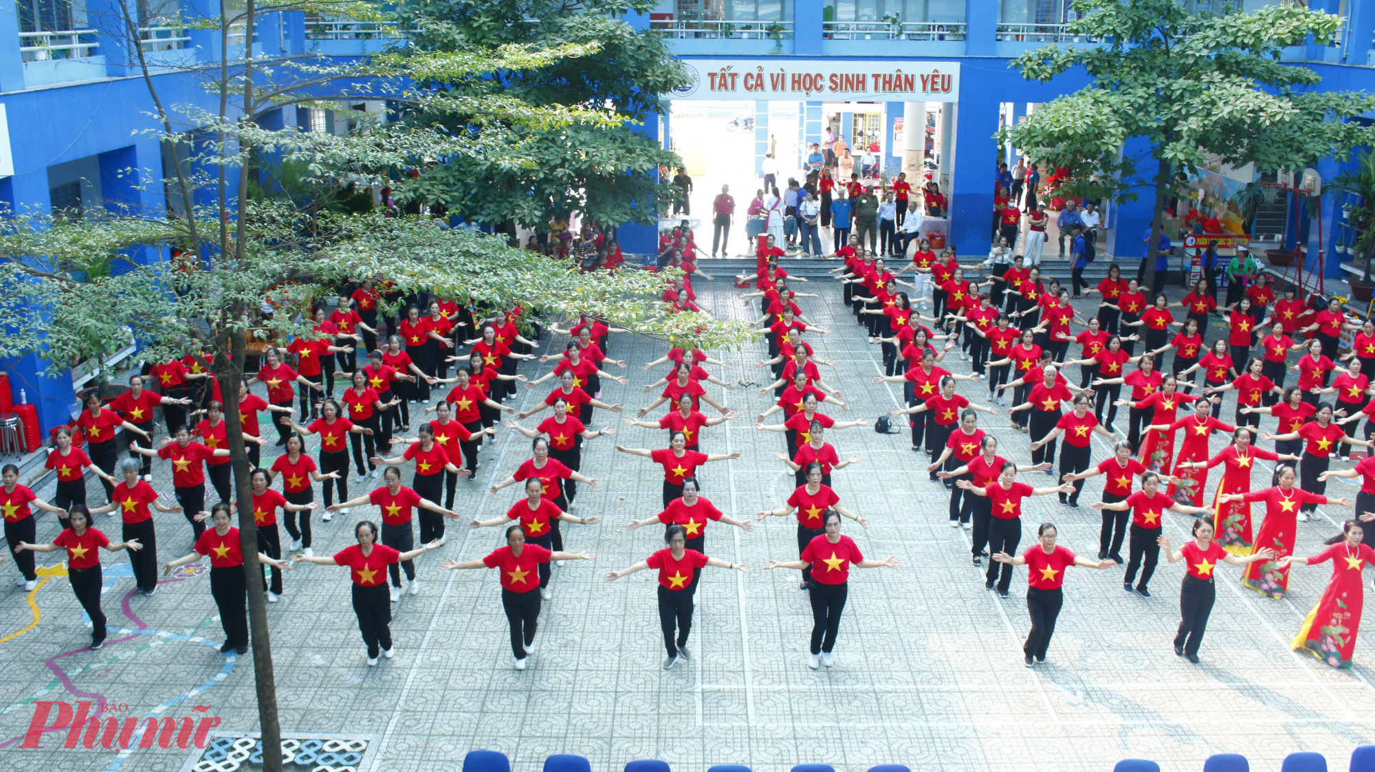 Bên cạnh đó, chương trình đồng diễn dân vũ trên nền nhạc Đất nước trọn niềm vui với sự tham gia của hơn 200 cán bộ, hội viên phụ nữ, đoàn viên thanh niên, giáo viên và người dân đã tạo nên bầu không khí sôi nổi, đầy tự hào.