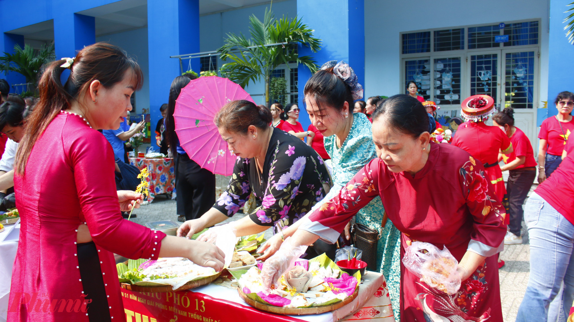 Các khu phố đang tranh tài phần thi nấu ăn.