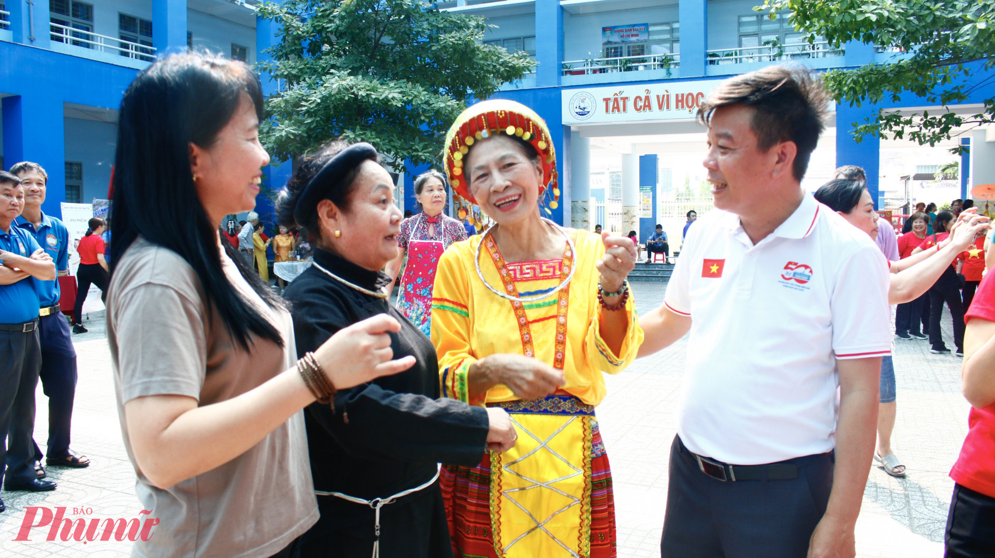 ông Nguyễn Xuân Nước - Chủ tịch Ủy ban MTTQ Việt Nam phường Tân Sơn - giao lưu cùng cán bộ, hội viên phụ nữ