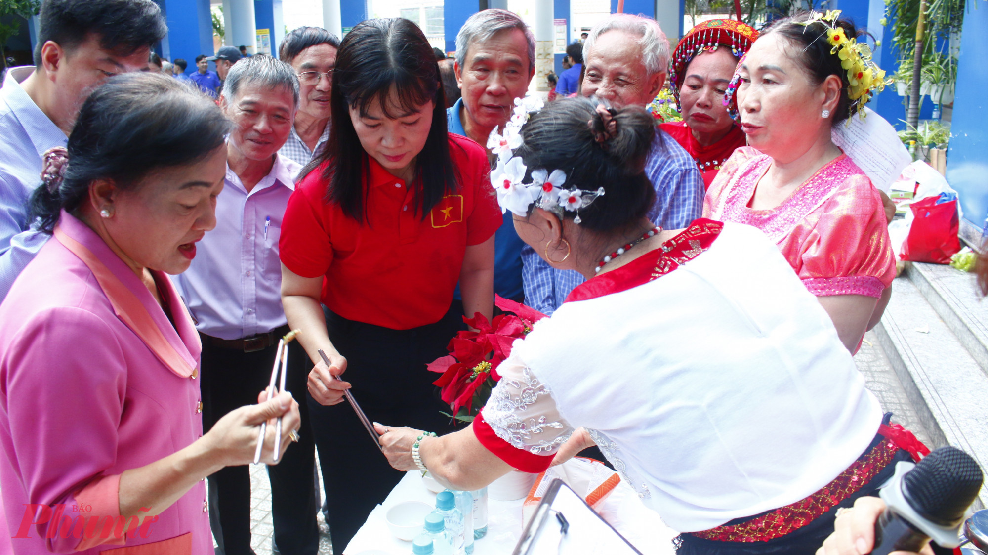 Ban giám khảo chấm điểm các đội thi.