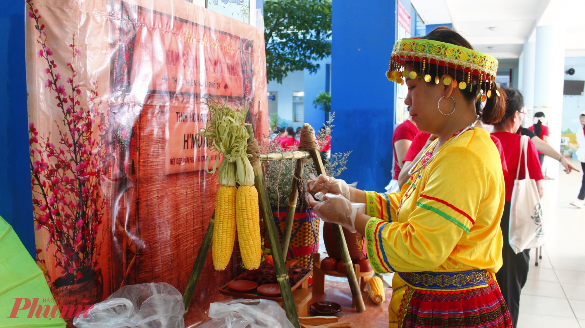 Chị Hồ Ngọc Thùy Trang - Chi hội trưởng Chi hội Phụ nữ khu phố 27 - chăm chút từng chi tiết cho phần thi 