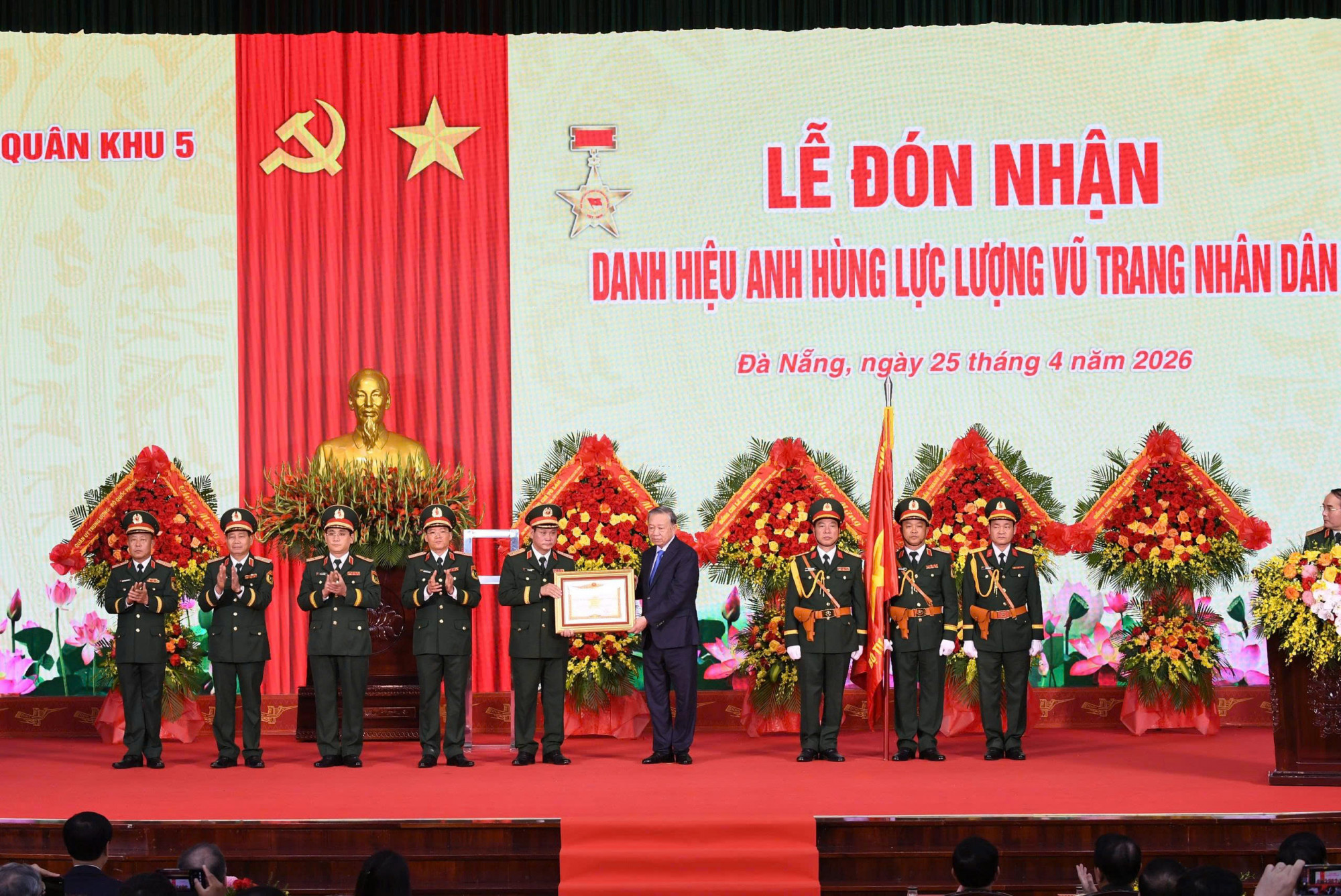 Tổng Bí thư, Chủ tịch nước Tô Lâm đã trao tặng danh hiệu Anh hùng LLVT nhân dân cho Quân khu 5.