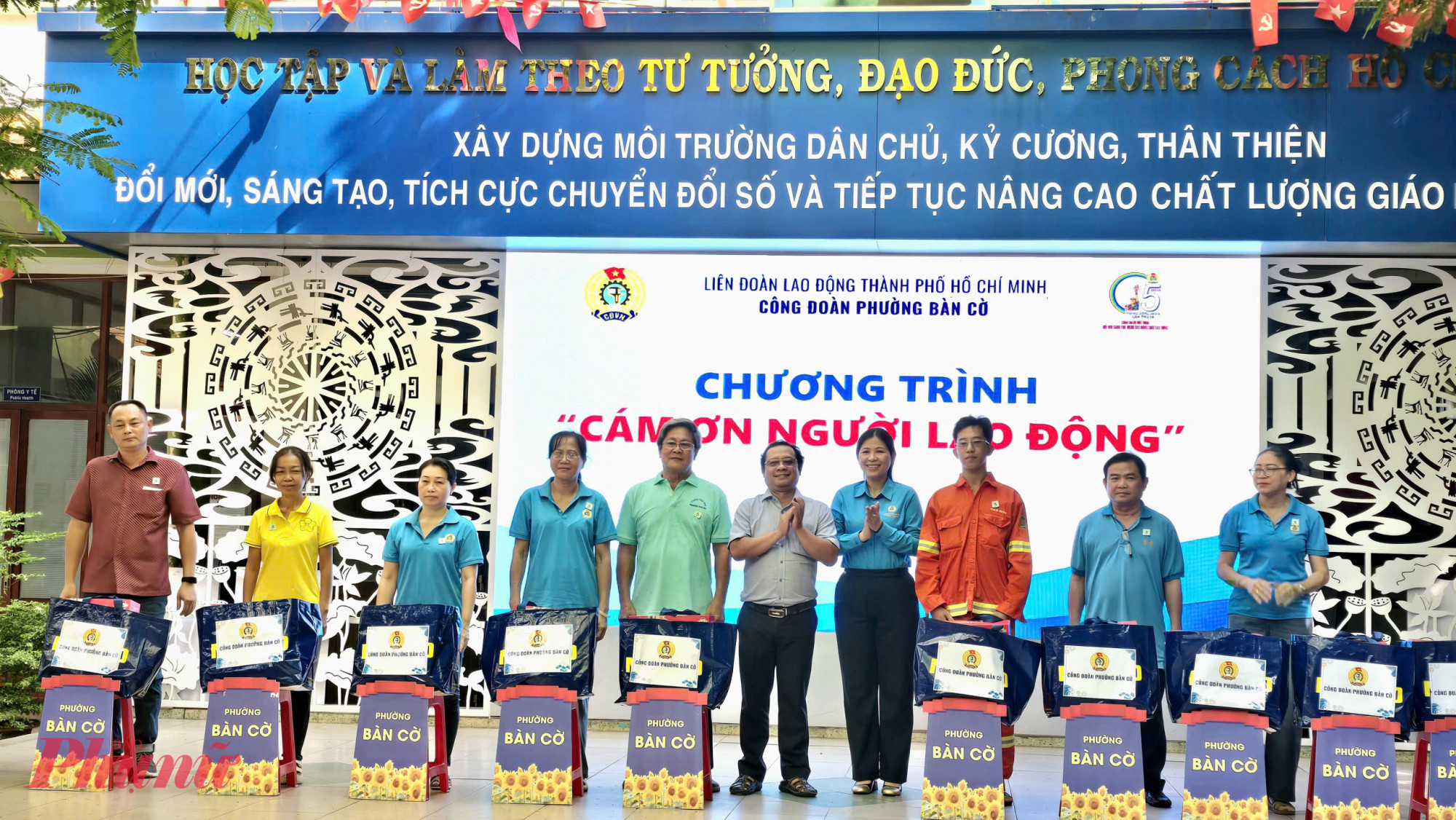 Công đoàn phường Bàn Cờ, TPHCM tổ chức khai mạc Tháng công nhân lần thứ 18 và trao quà cảm ơn người lao động - Ảnh: Trang Nguyễn