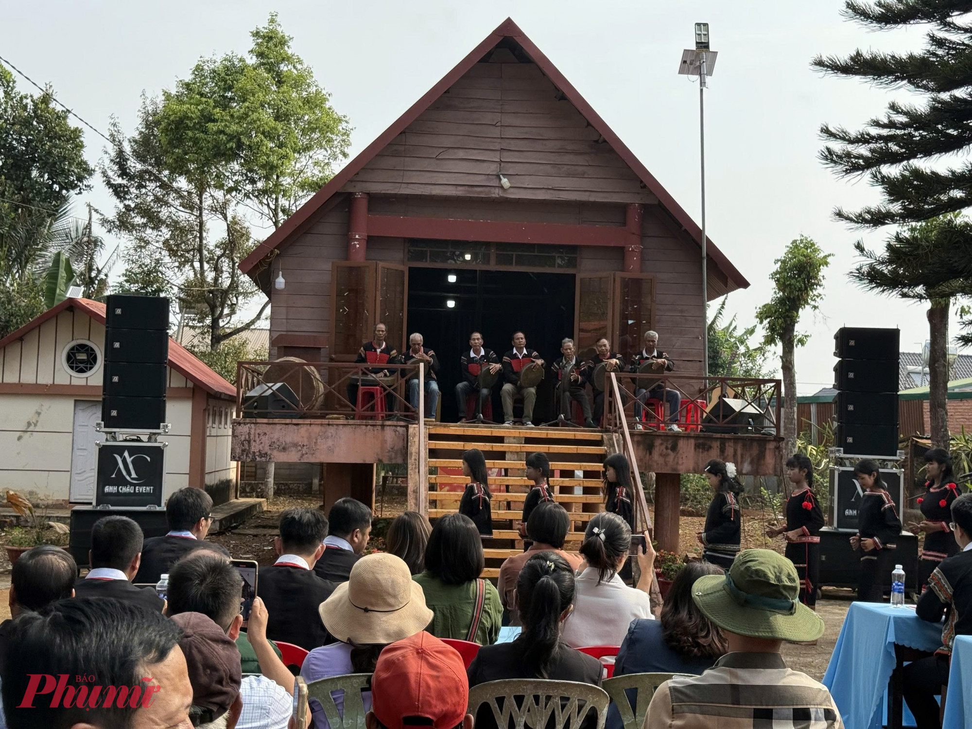 Âm thanh cồng chiêng vang lên báo hiệu nghi lễ bắt đầu