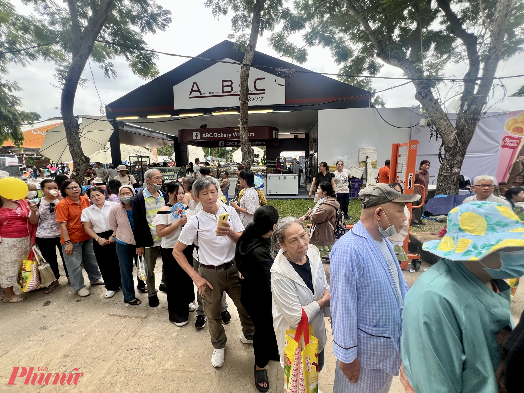 Thực khách xếp hàng chờ thưởng thức bánh mì tại Lễ hội Bánh mì Việt Nam 2026 đang diễn ra tại công viên Lê Văn Tám. Ảnh: Quốc Thái