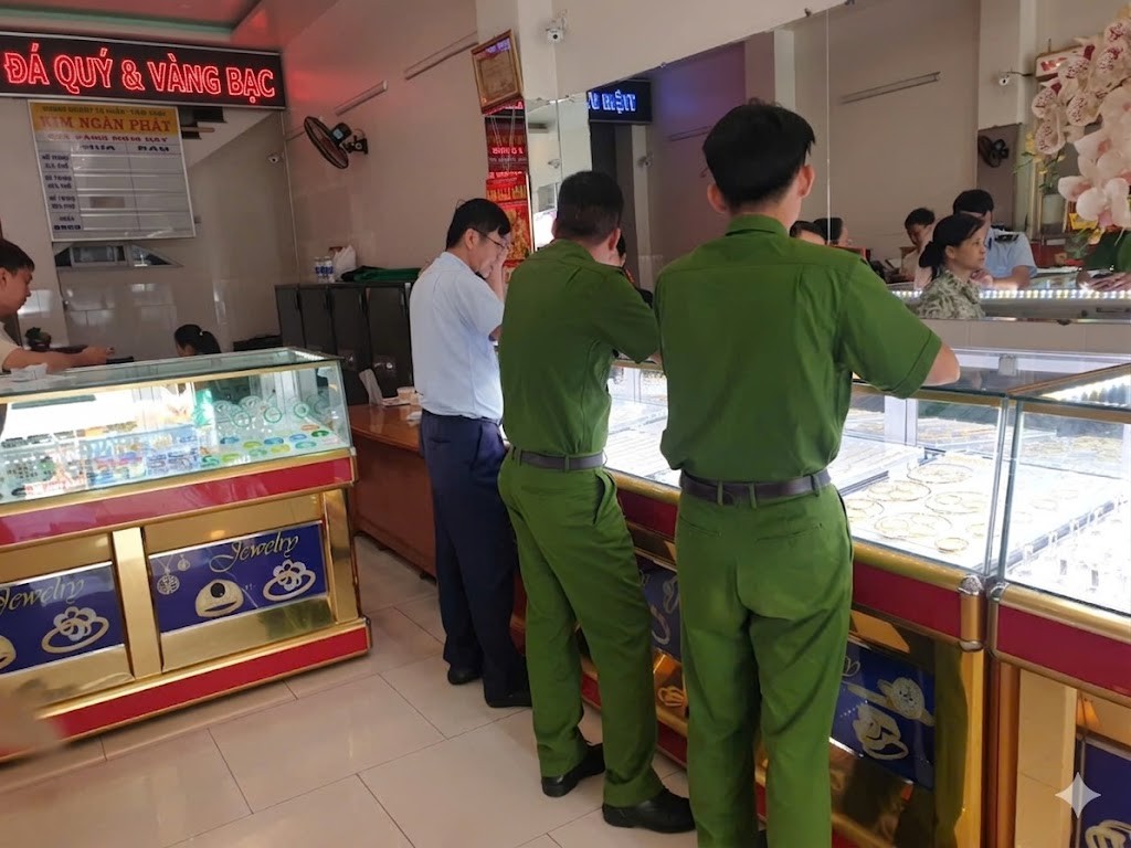 Lực lượng chức năng đang kiểm tra tại một cửa hàng kinh doanh vàng - Ảnh: QLTT