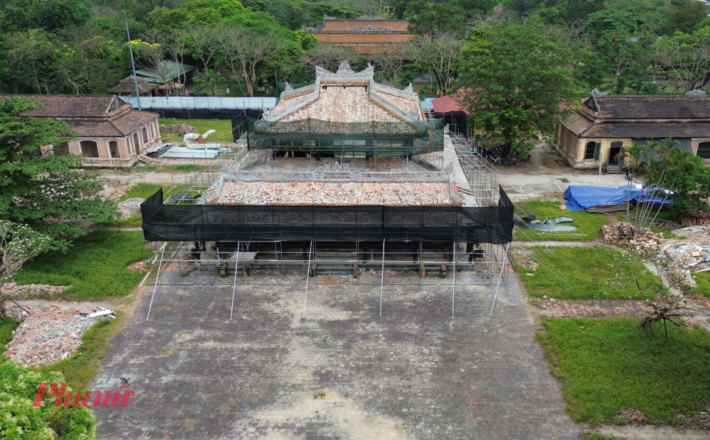 Ngày 25/4, Trung tâm Bảo tồn Di tích Cố đô Huế cho biết, các đơn vị đang tổ chức hạ giải những công trình bên trong khuôn viên di tích Quốc Tử Giám triều Nguyễn