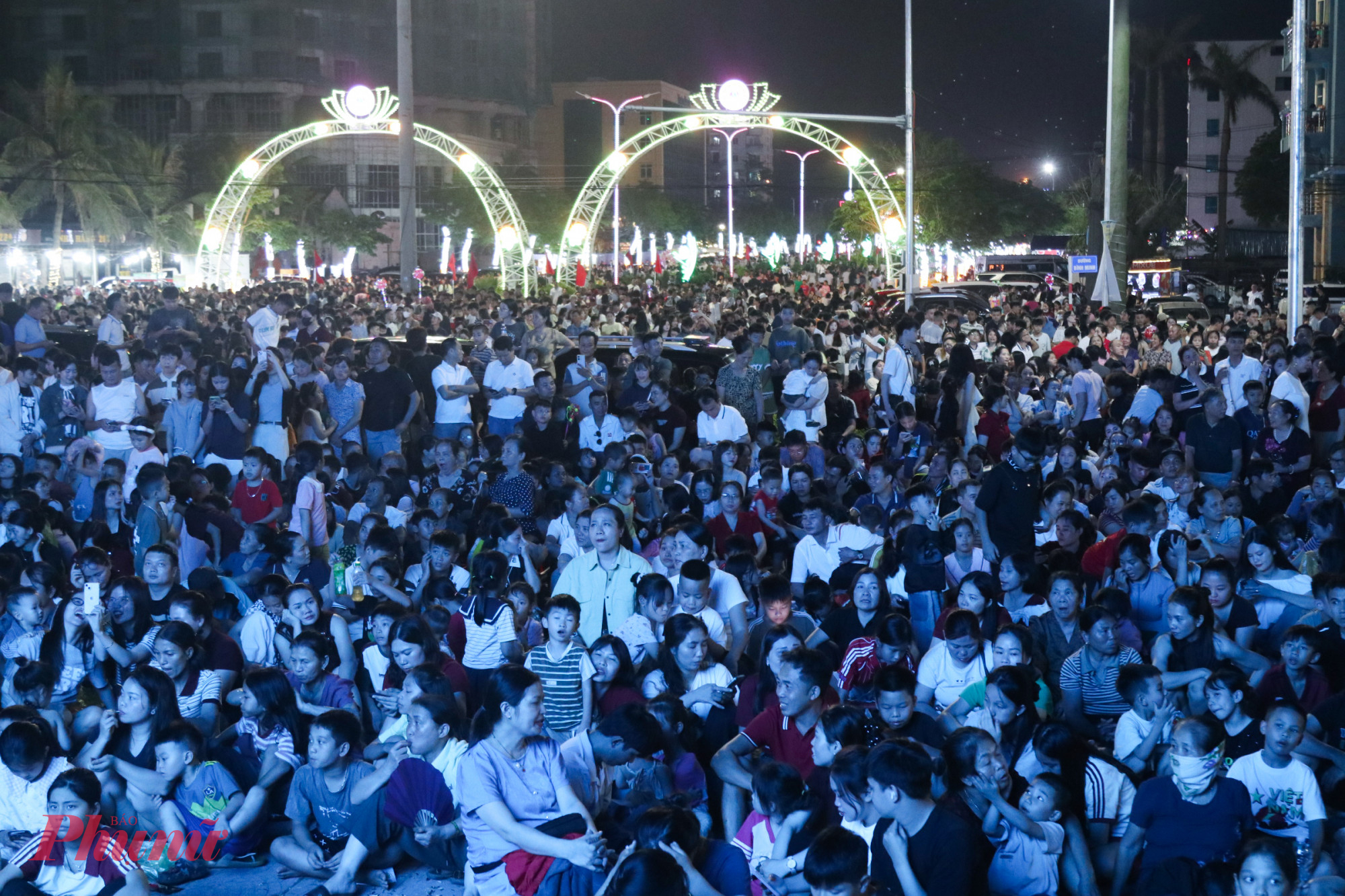 Các tuyến đường đổ về khu vực Quảng trường Bình Minh ken đặc người 