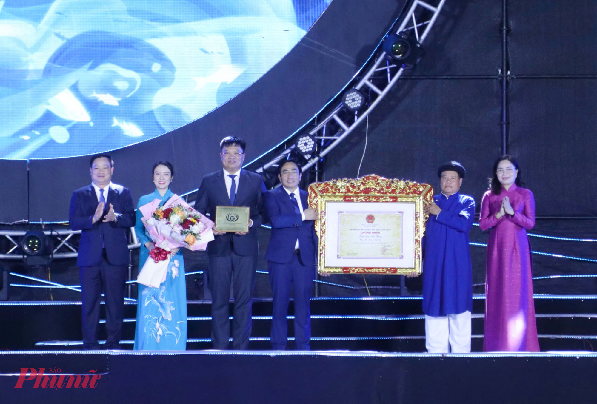 Thứ trưởng Bộ Văn hóa, Thể thao và Du lịch Trịnh Thị Thủy trao quyết định vinh danh “Đô thị du lịch sạch ASEAN 2026” dành cho Cửa Lò và quyết định công nhận lễ hội Đền Mai Bảng là Di sản văn hóa phi vật thể Quốc gia