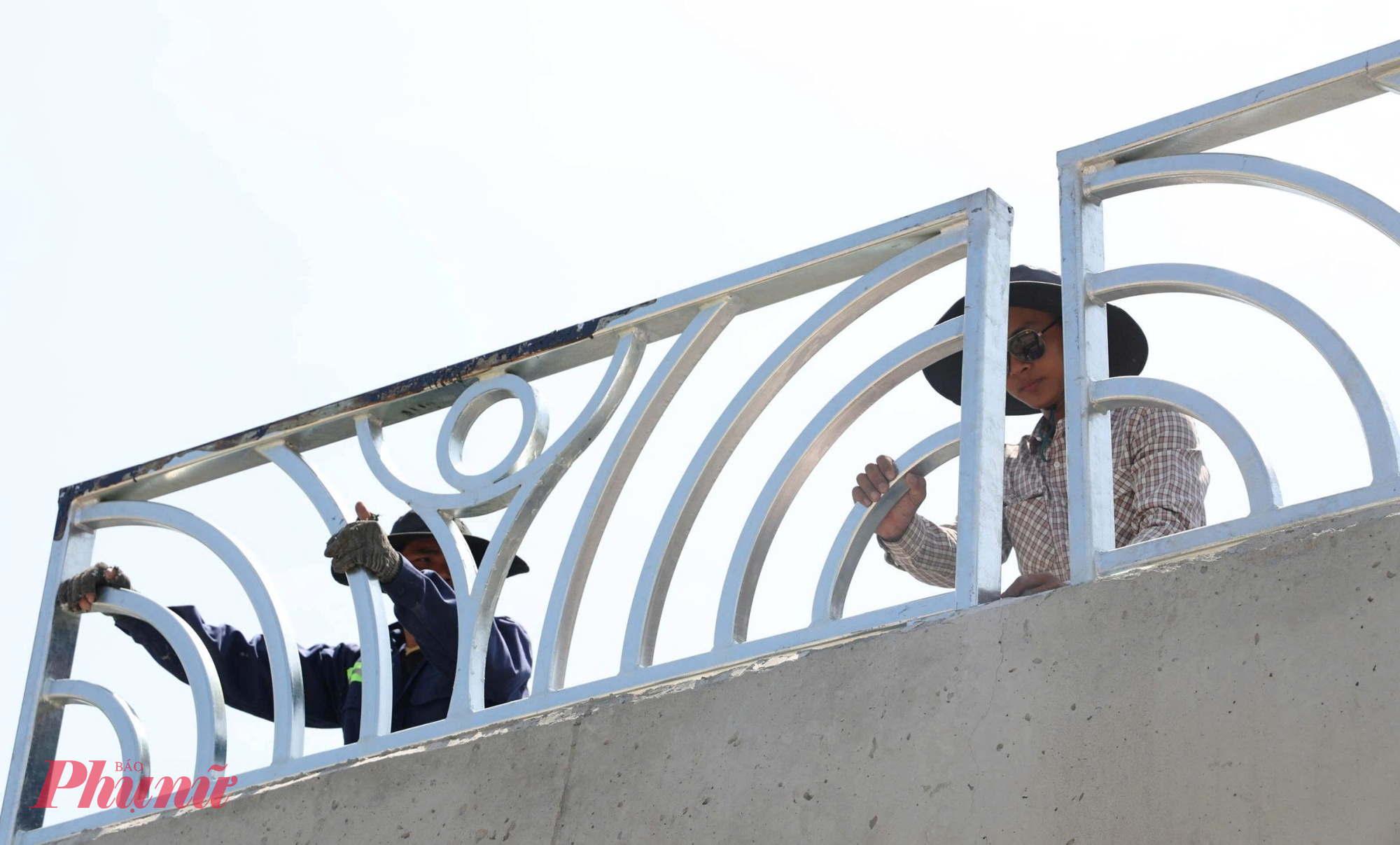 Công nhân đội nắng đẩy nhanh tiến độ công việc.