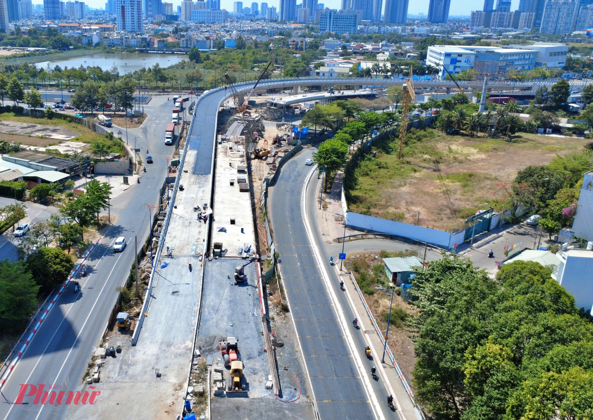 Cầu vượt N4 đã hoàn thành 3 nhịp cầu chính gồm hai đầu cầu và nhịp giữa.